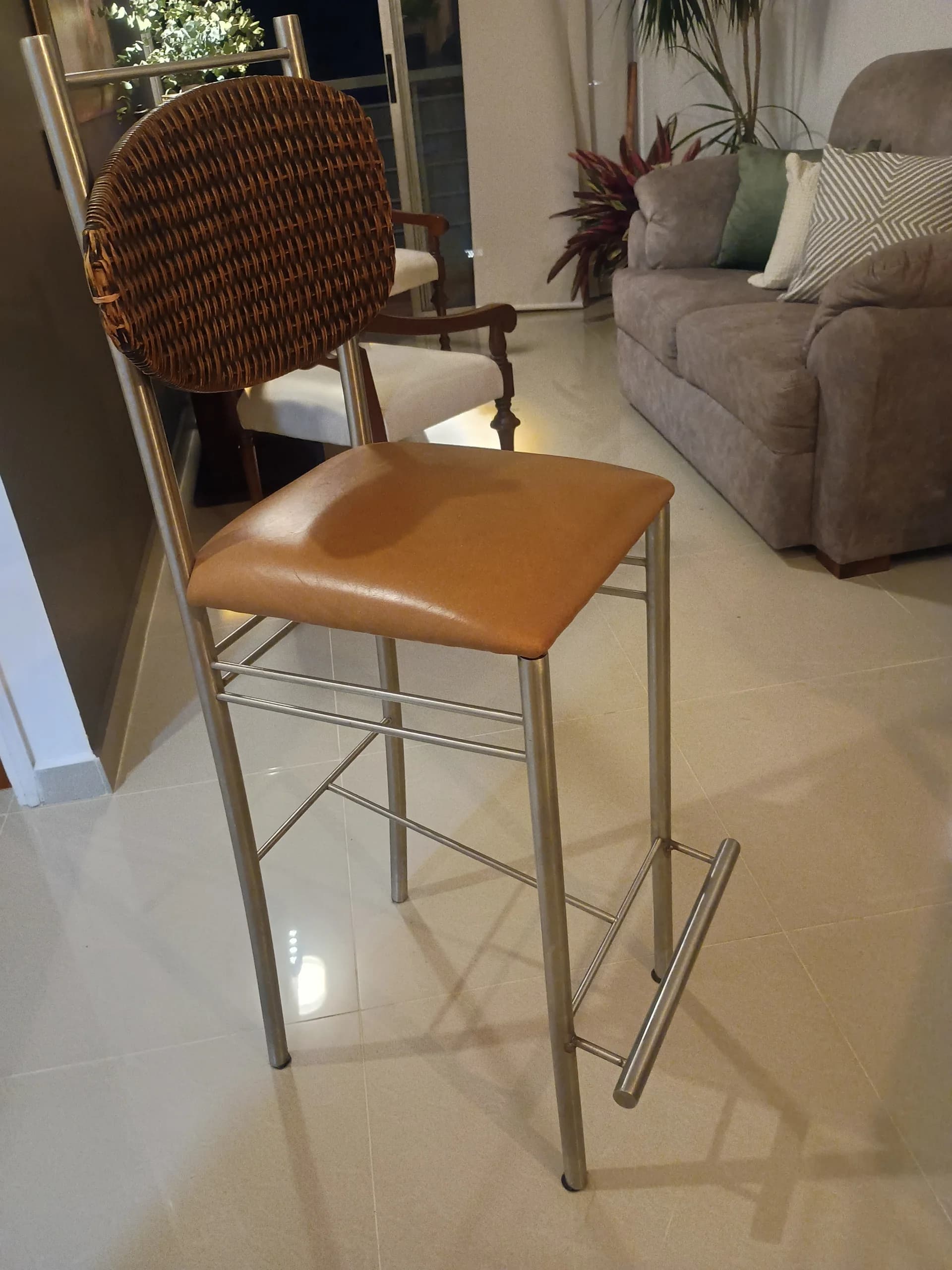 imagen de producto 3 sillas por diseñador, especial para barra