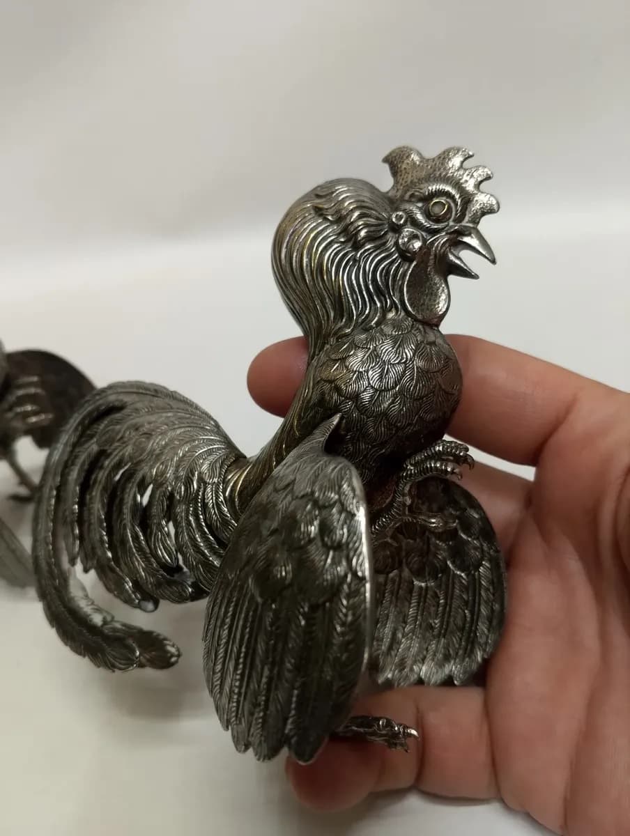 imagen de producto Gallo De Pelea Bronce Baño Plata Plumas Talladas
