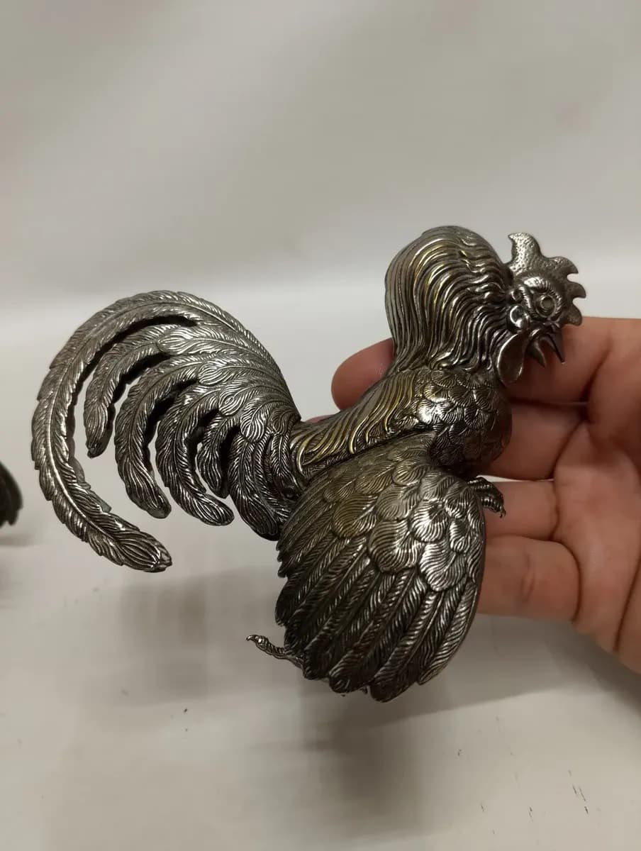 imagen de producto Gallo De Pelea Bronce Baño Plata Plumas Talladas