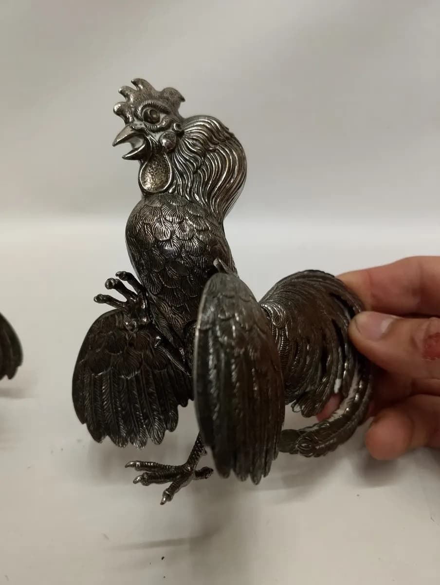 imagen de producto Gallo De Pelea Bronce Baño Plata Plumas Talladas