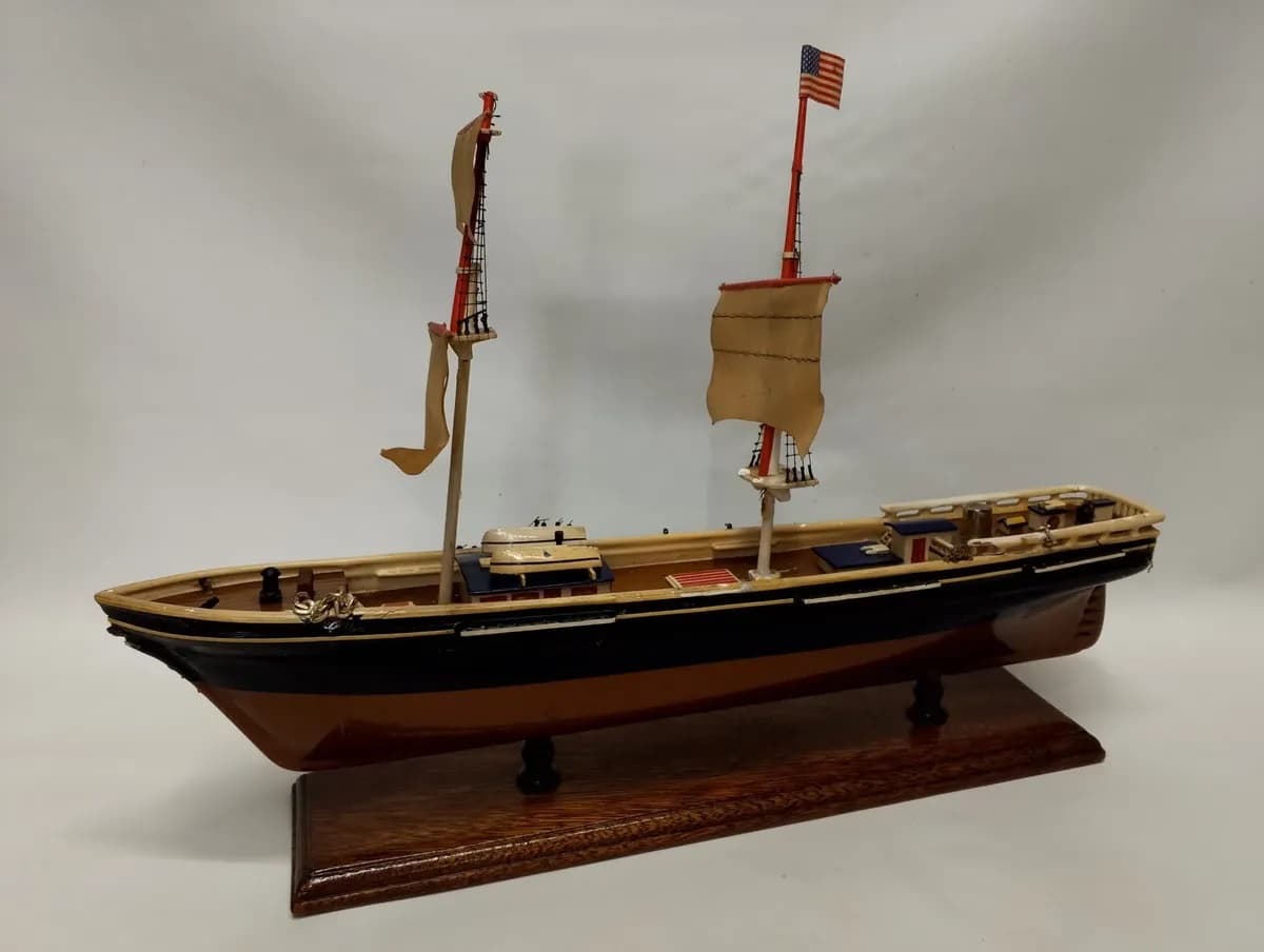 imagen de producto Barco U.s.a  Escala Grande Madera Nogal Y Gobelino