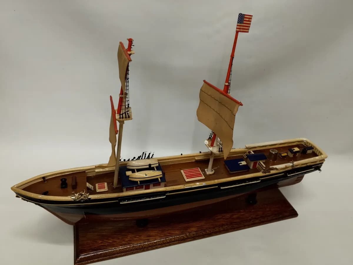 imagen de producto Barco U.s.a  Escala Grande Madera Nogal Y Gobelino