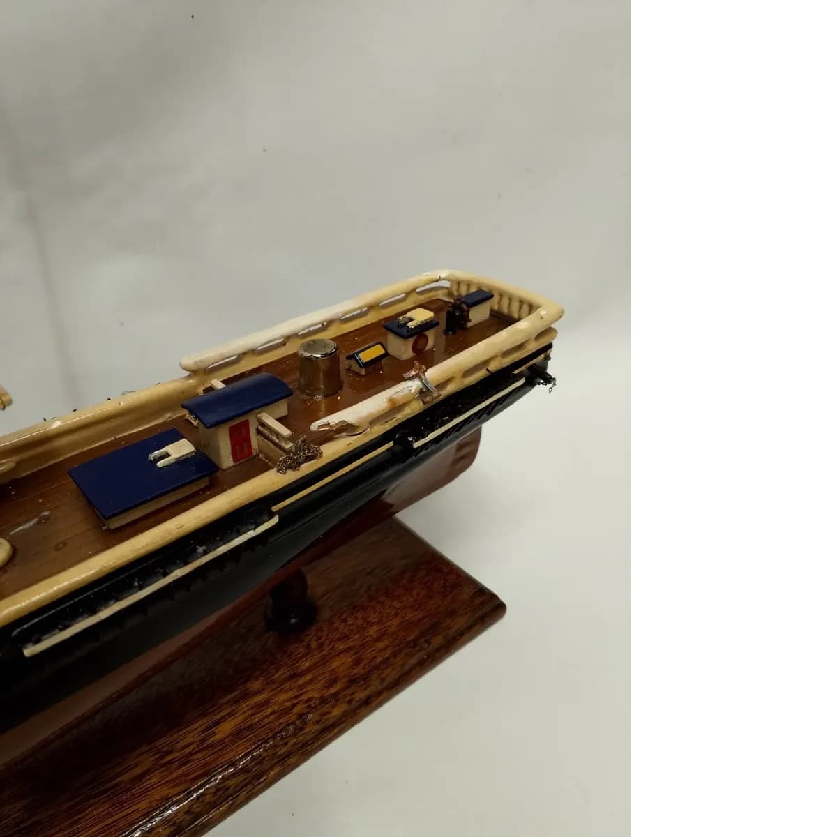 imagen de producto Barco U.s.a  Escala Grande Madera Nogal Y Gobelino