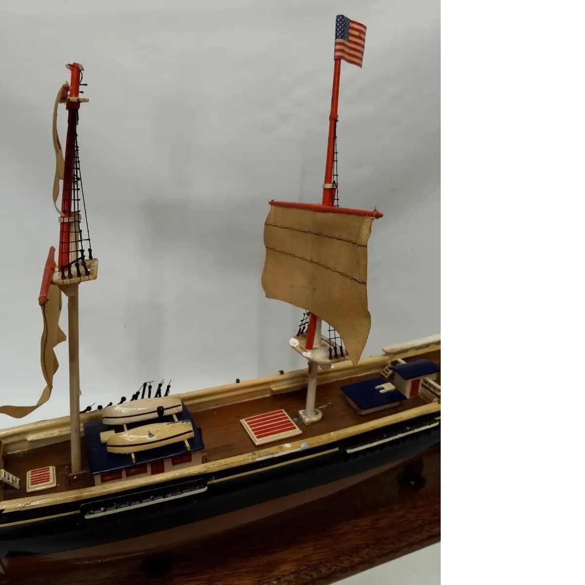 imagen de producto Barco U.s.a  Escala Grande Madera Nogal Y Gobelino