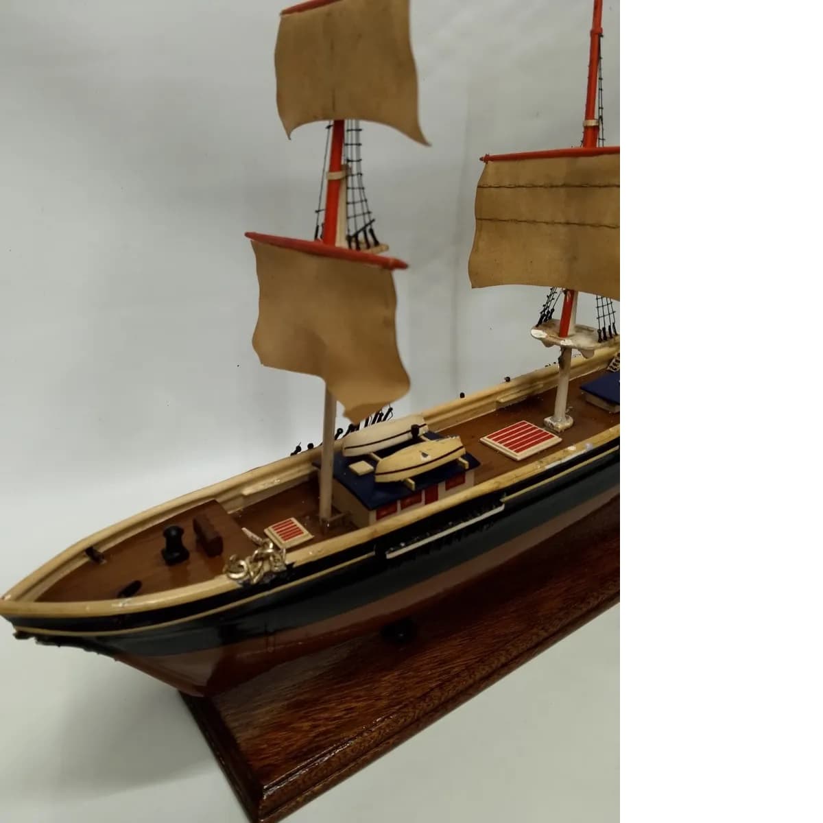 imagen de producto Barco U.s.a  Escala Grande Madera Nogal Y Gobelino