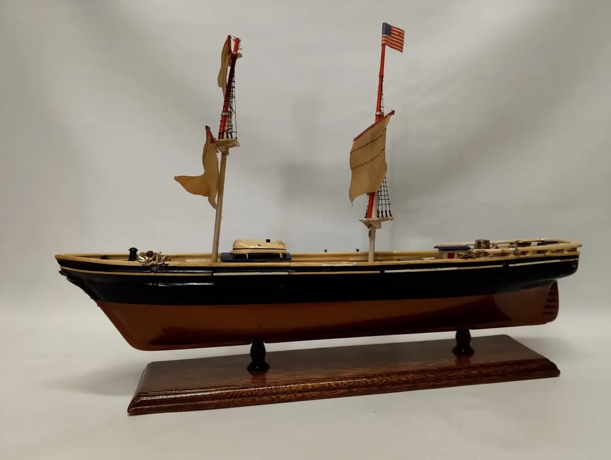 imagen de producto Barco U.s.a  Escala Grande Madera Nogal Y Gobelino