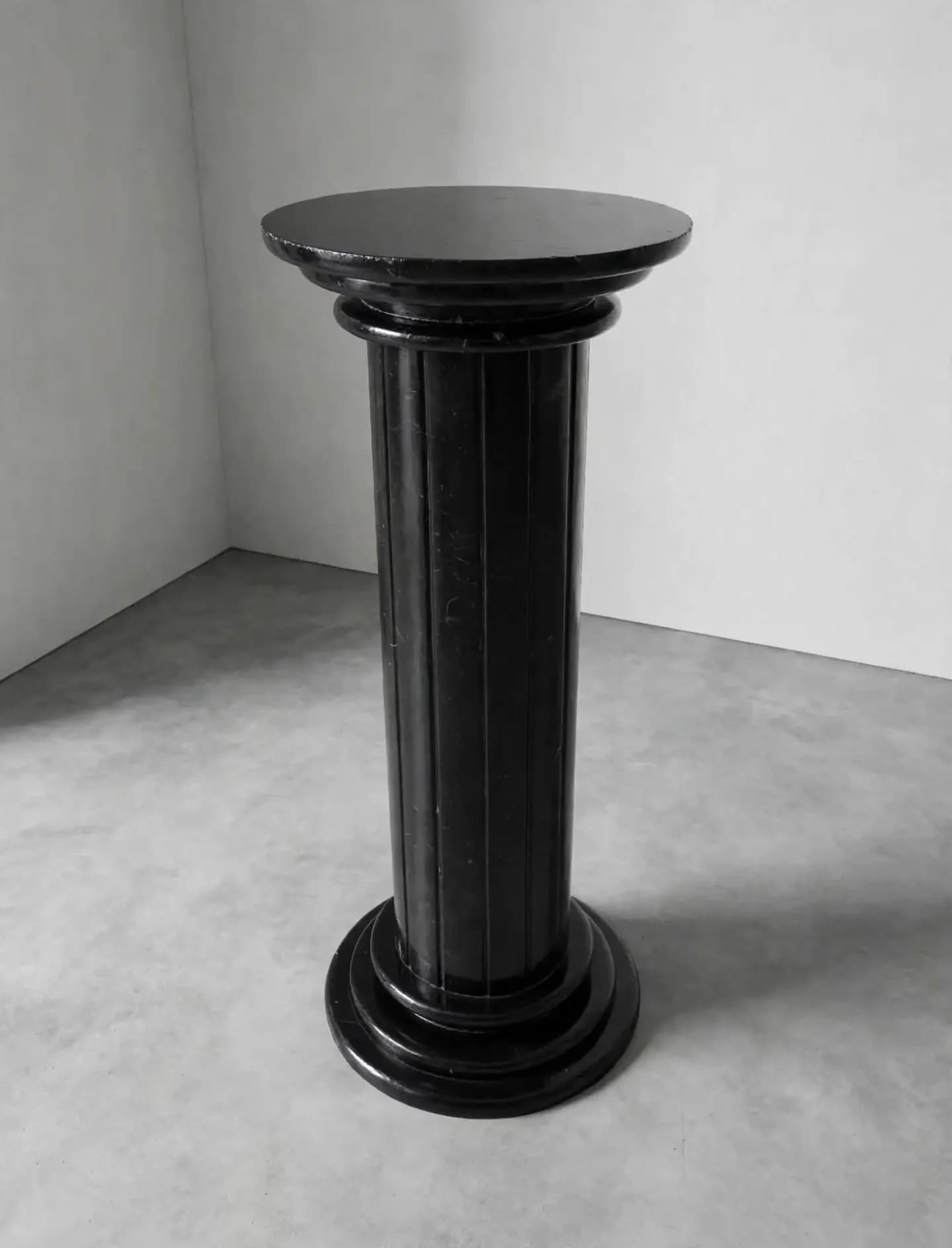 imagen de producto COLUMNA ANTIGUA ITALY EN MARMOL NEGRO CON BETAS 