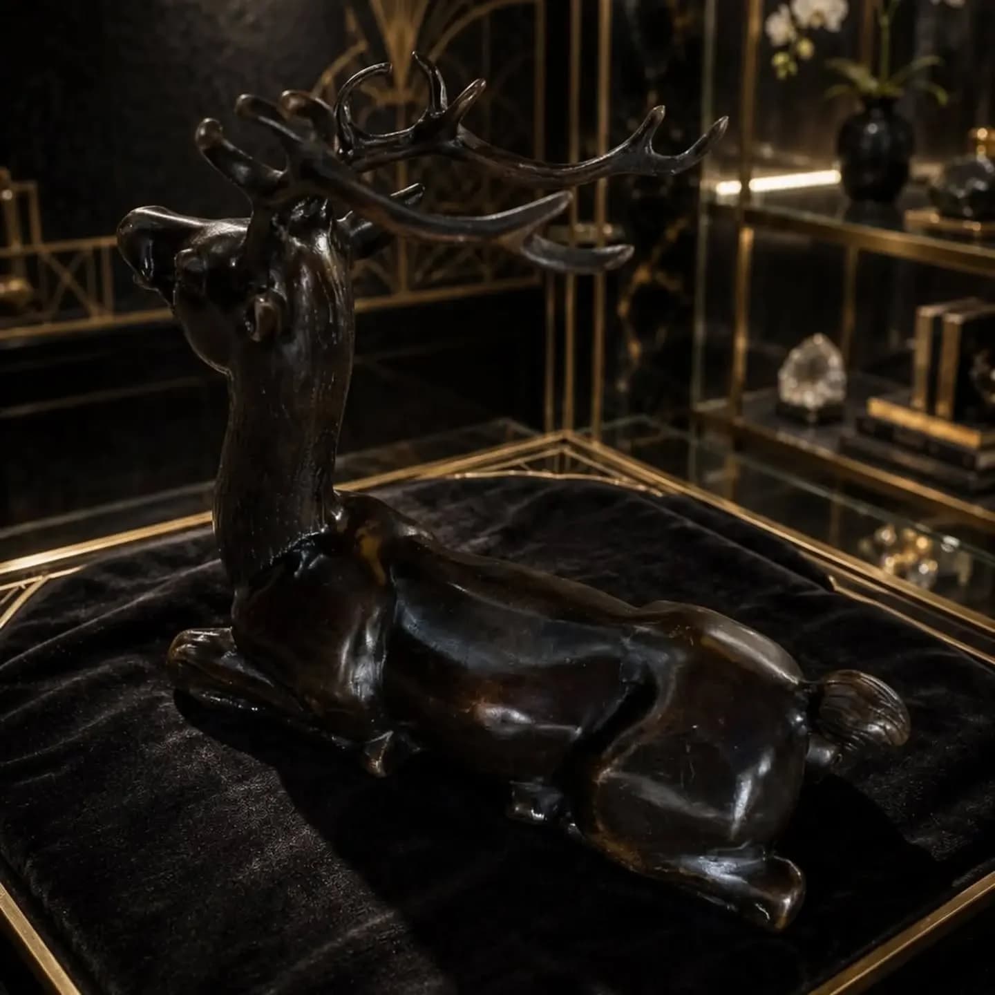 imagen de producto ESCULTURA ANTIGUA EN BRONCE MACIZO DE VENADO 