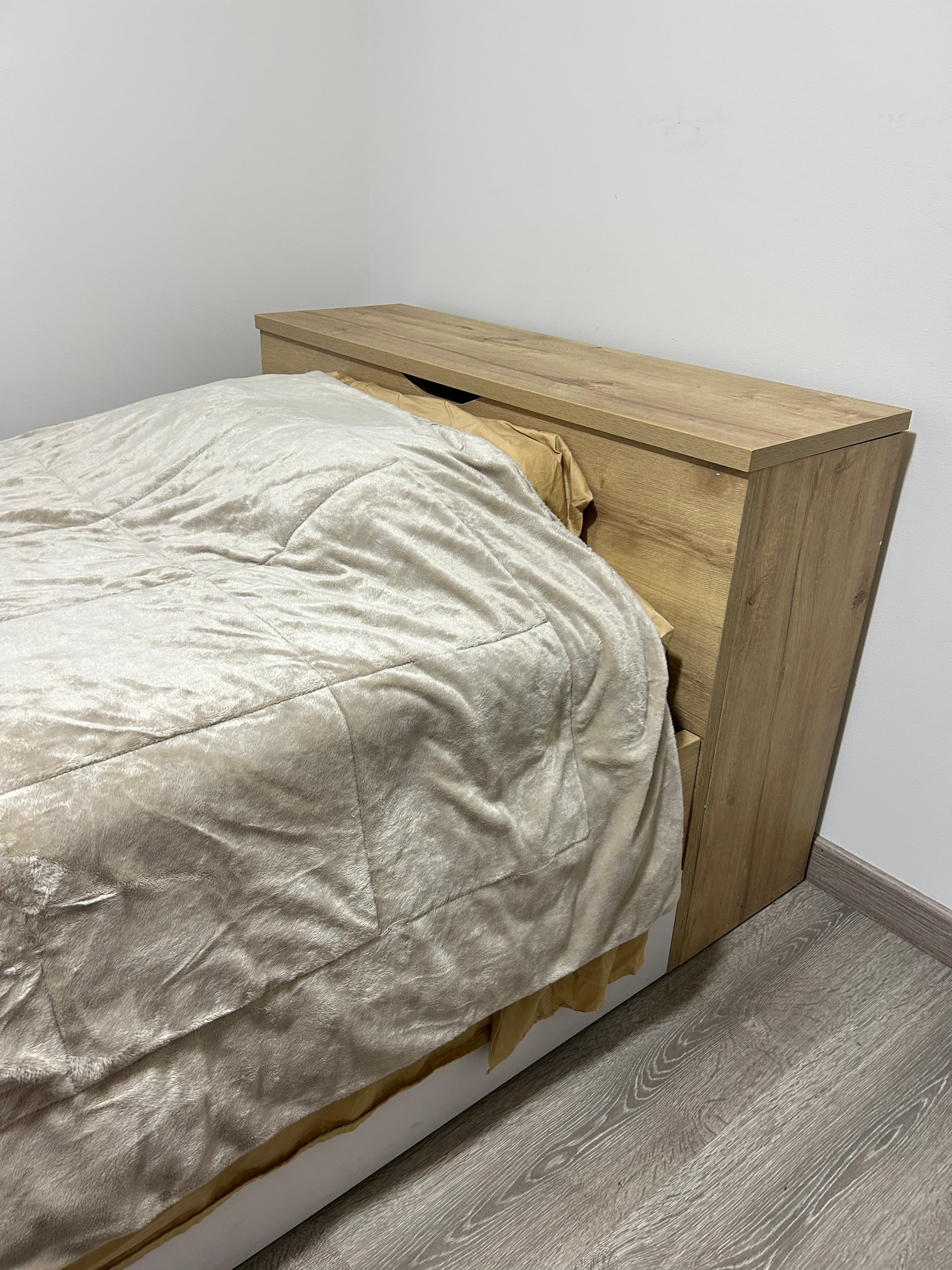 imagen de producto Cama sin colchón con baúl