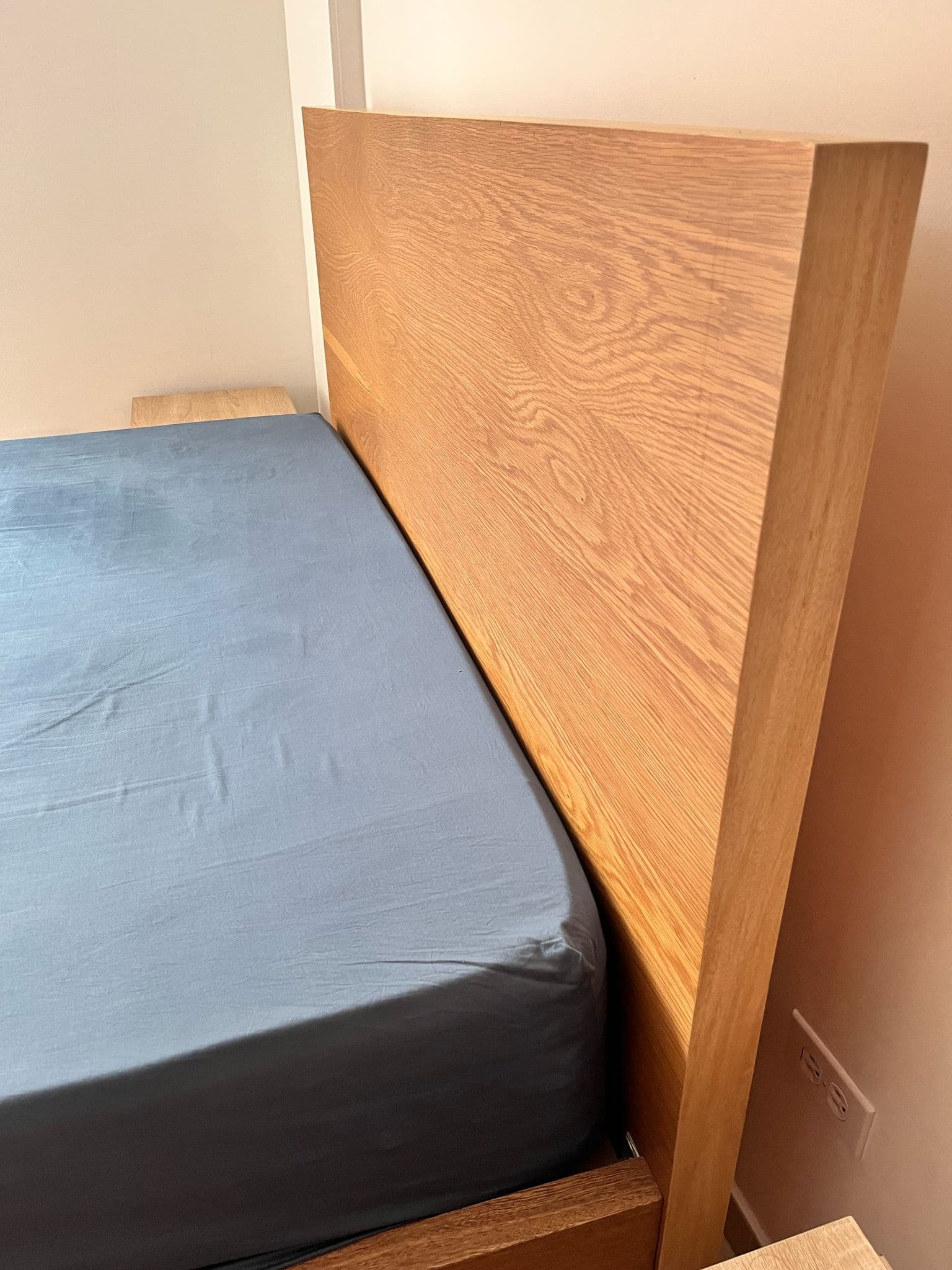 imagen de producto Cama con colchón y nocheros