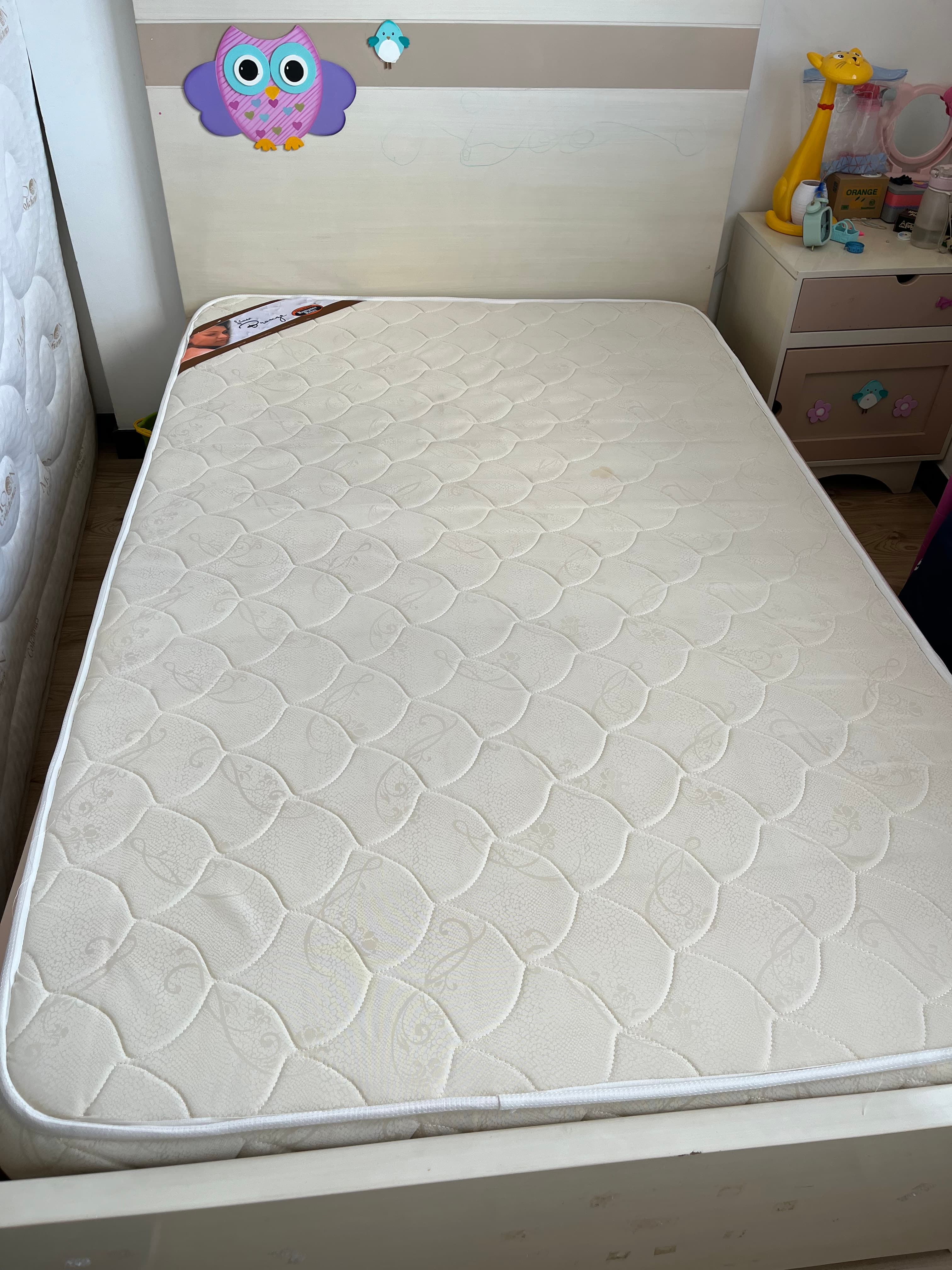 imagen de producto Cama semi doble + colchón 