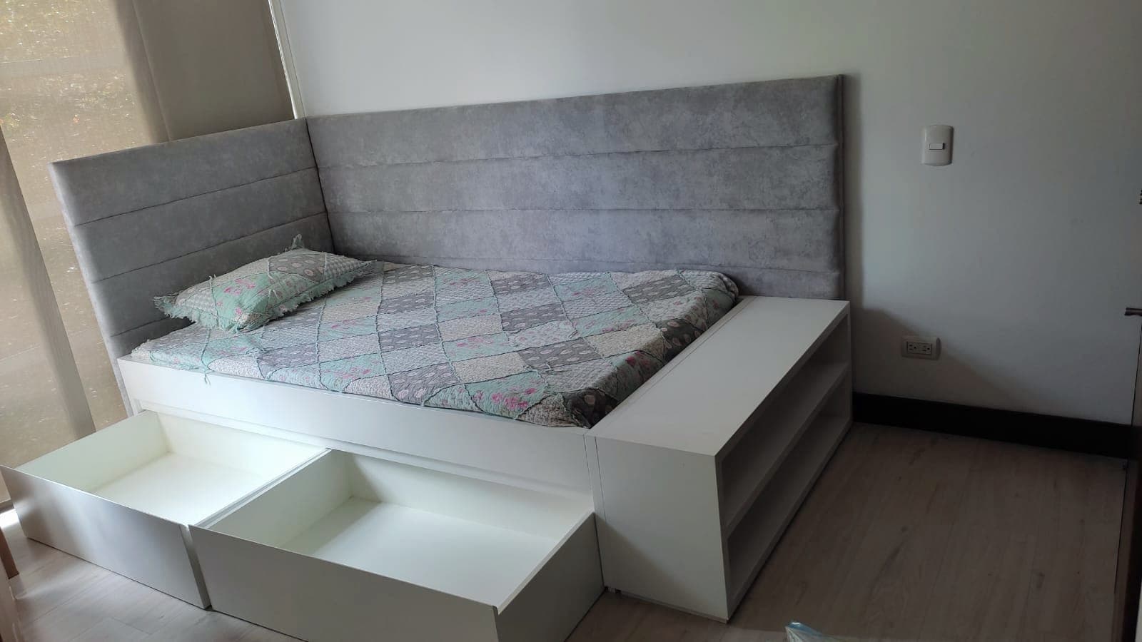 imagen de producto Cama tarima con espaldar gris