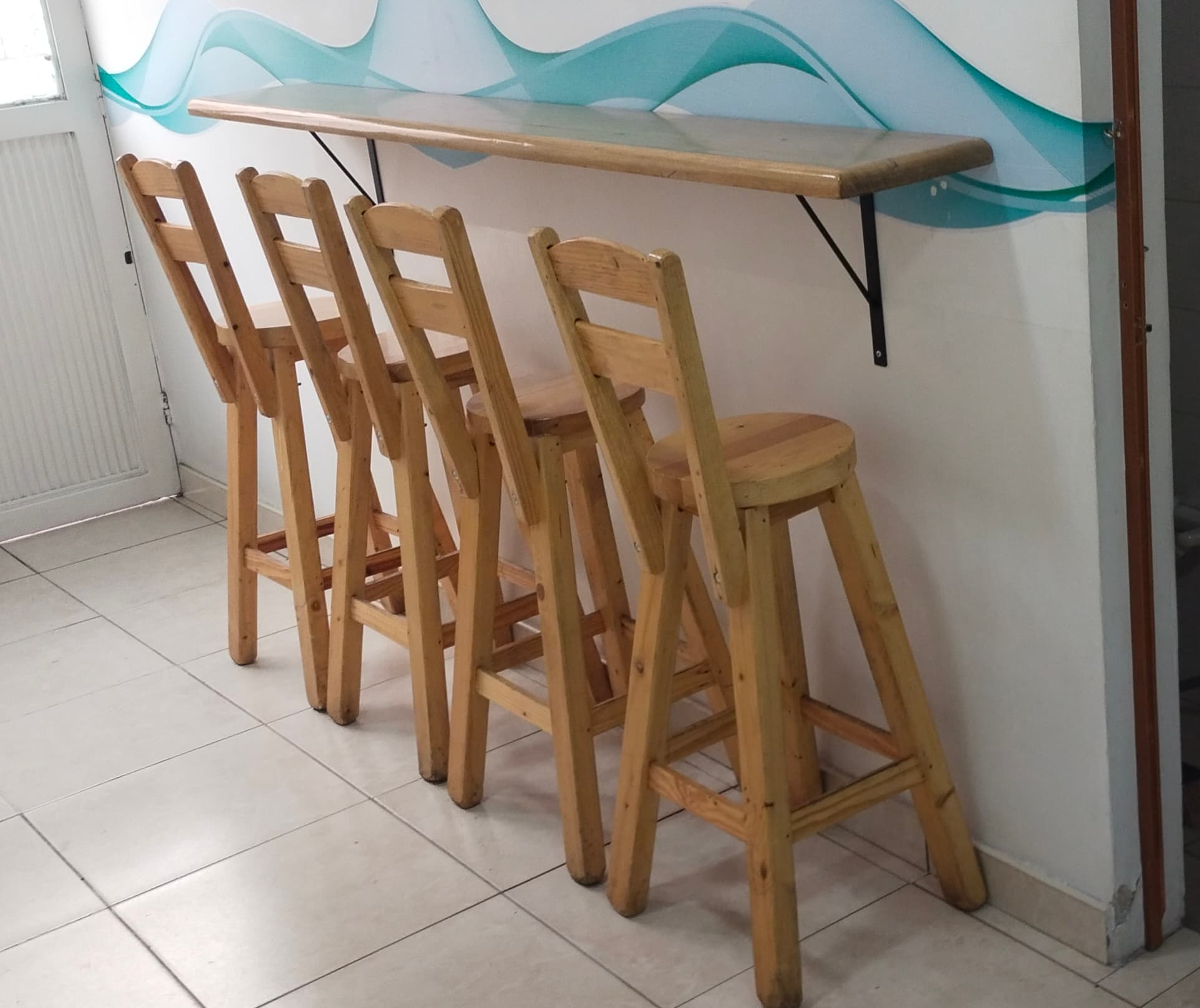 imagen de producto 2 barras+4 sillas en madera 