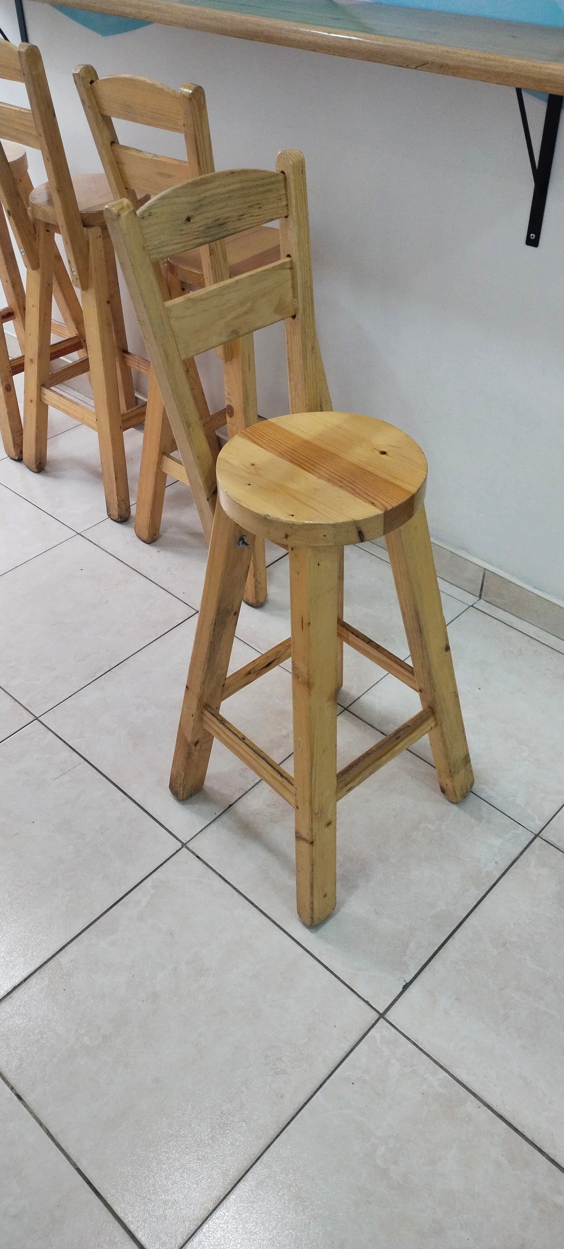 imagen de producto 2 barras+4 sillas en madera 