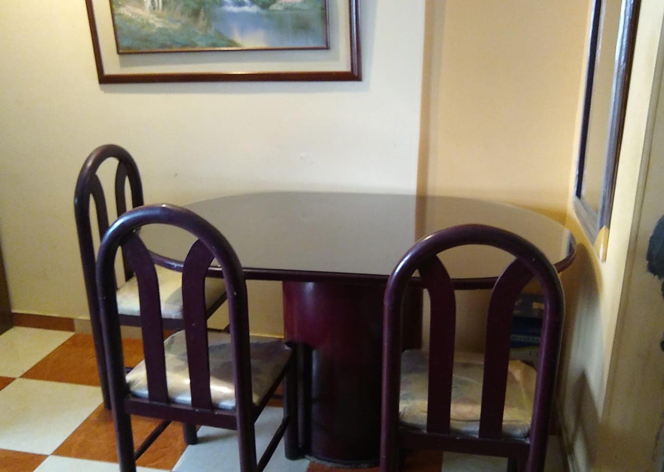 imagen de producto Comedor en madera con 6 sillas y bifés 