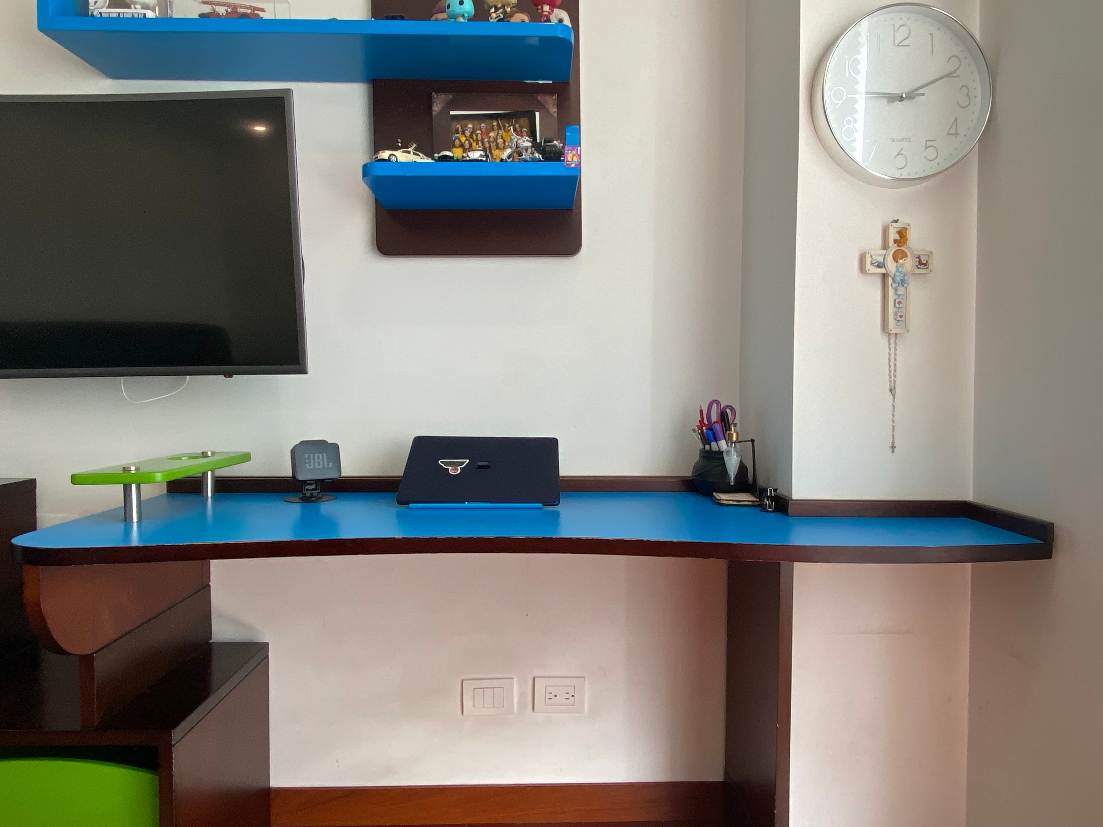imagen de producto Escritorio Azul y cafe en buen estado