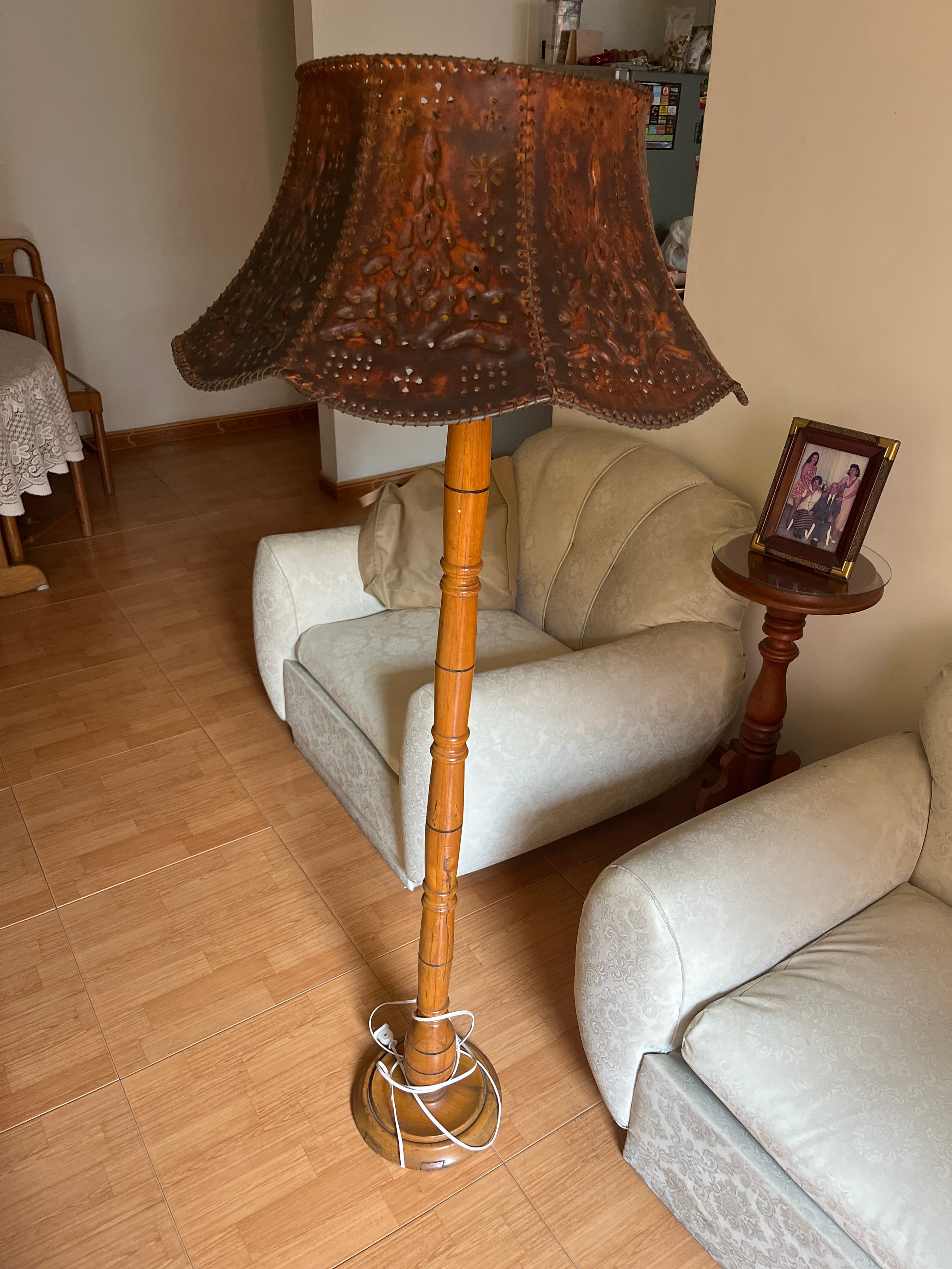 imagen de producto Lampara en cuero y madera