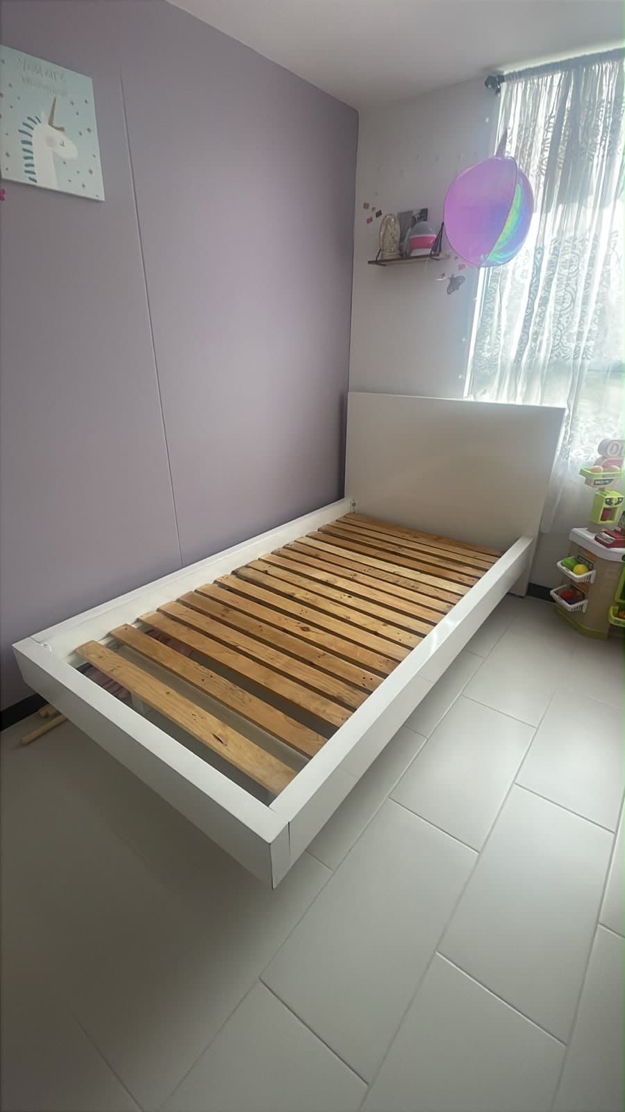 imagen de producto Cama sencilla con patas flotantes