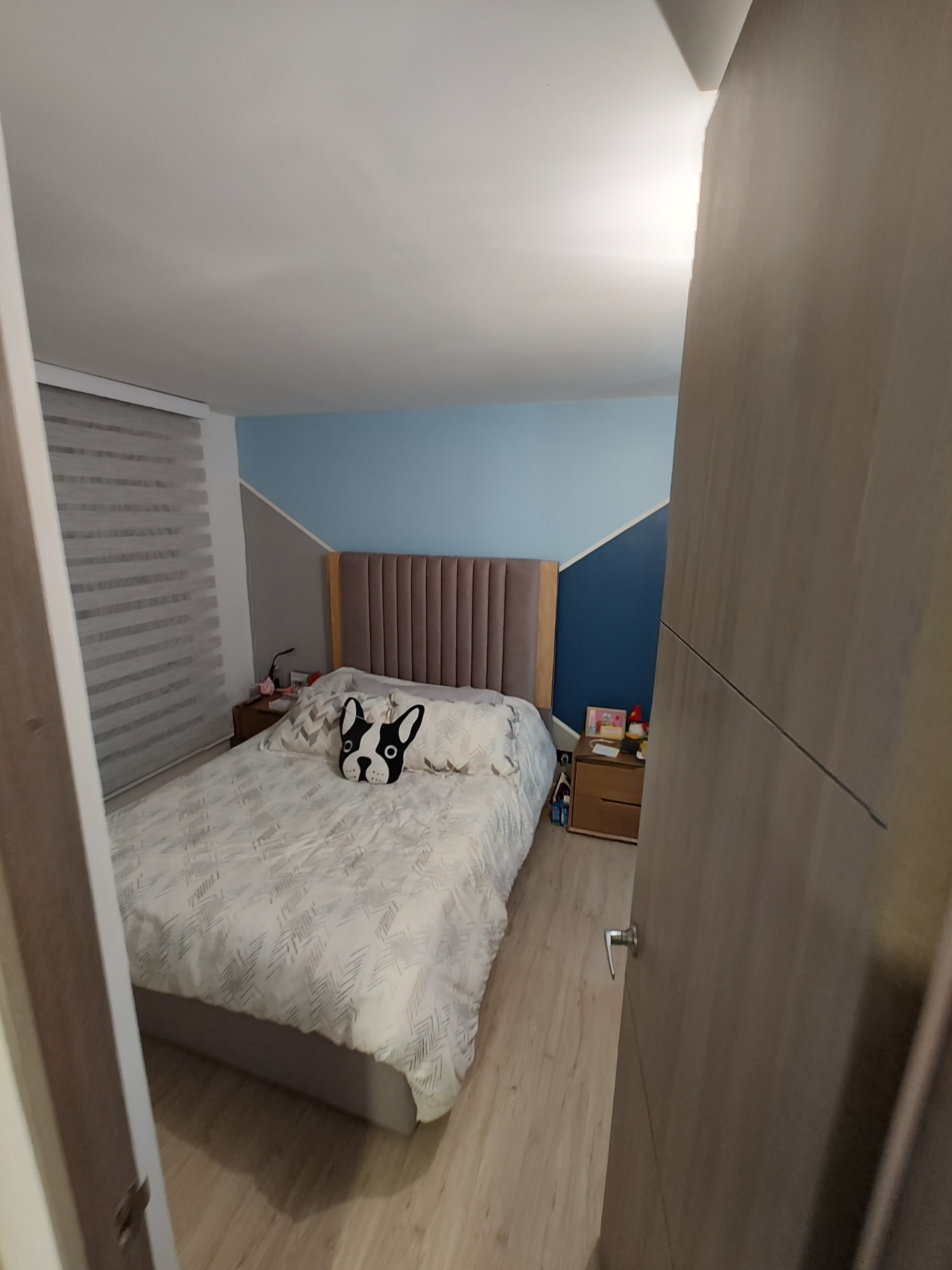imagen de producto Cama sin colchón + 2 mesas de noche