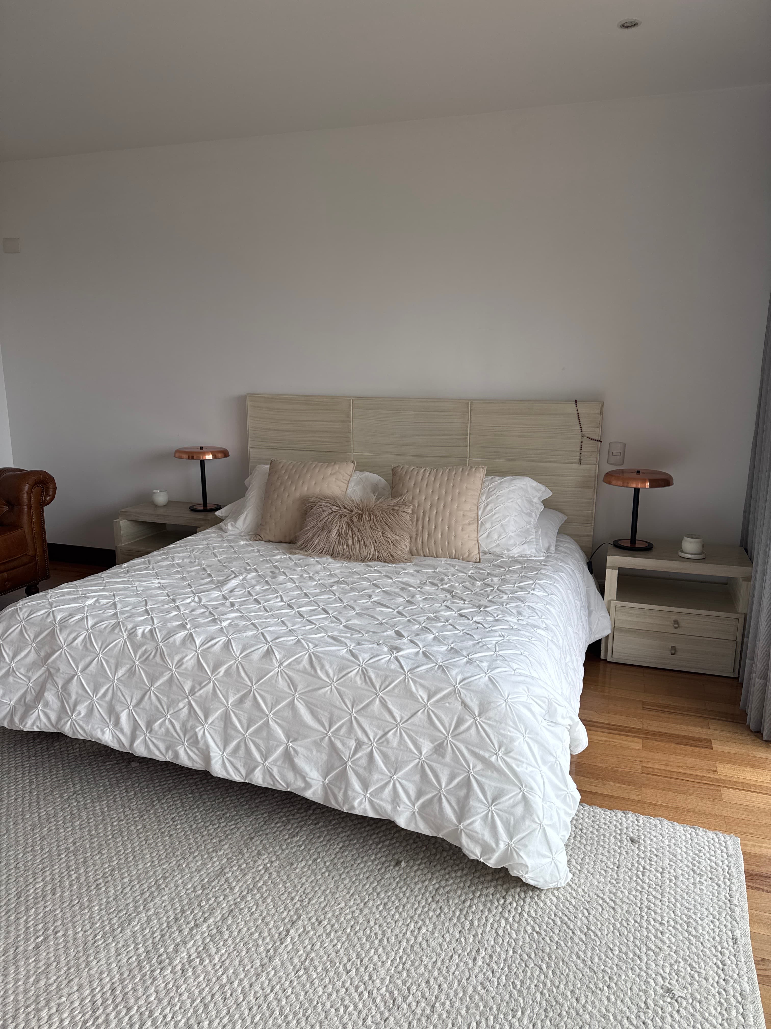imagen de producto Cama sin colchón con nocheros