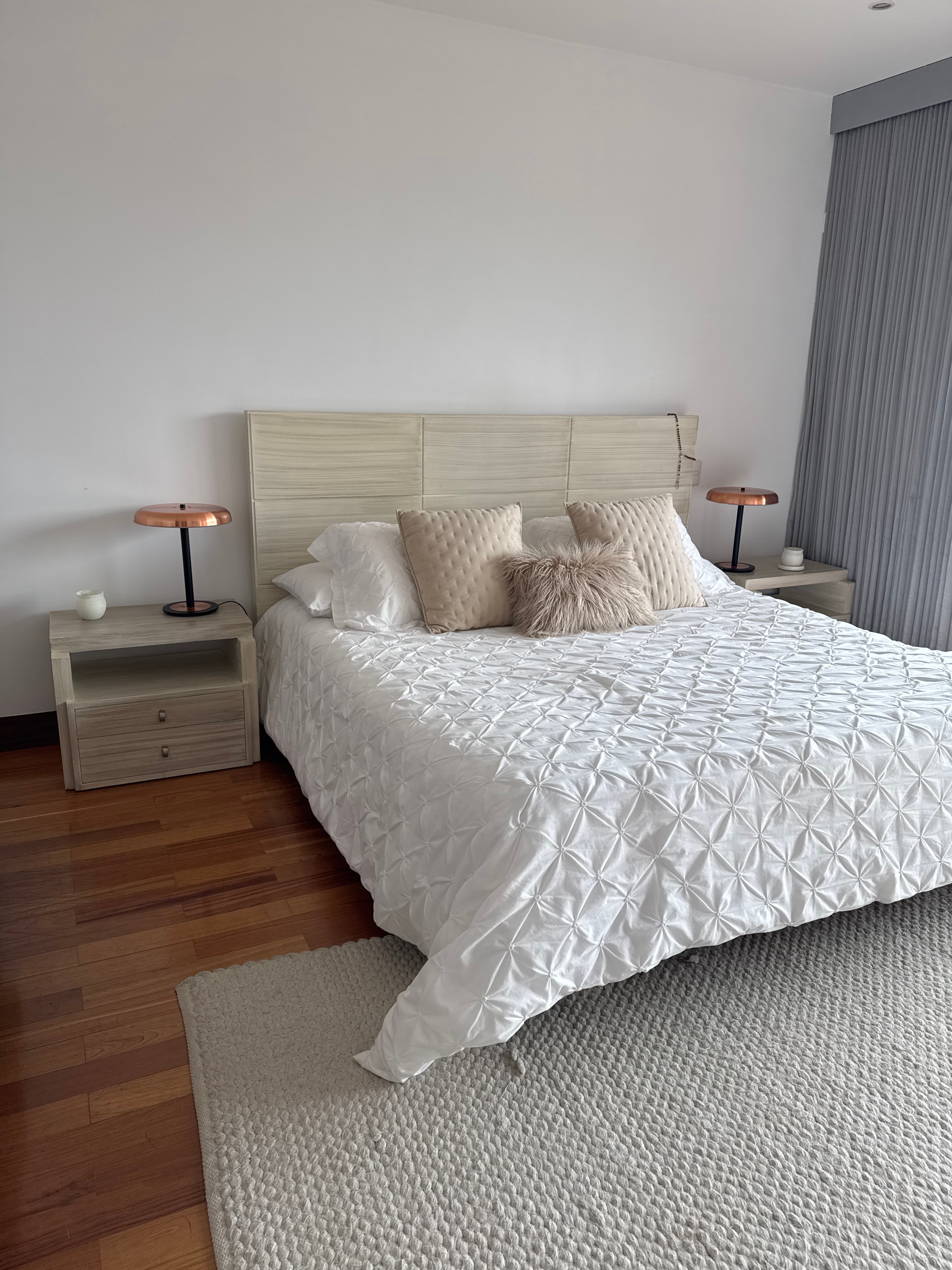 imagen de producto Cama sin colchón con nocheros