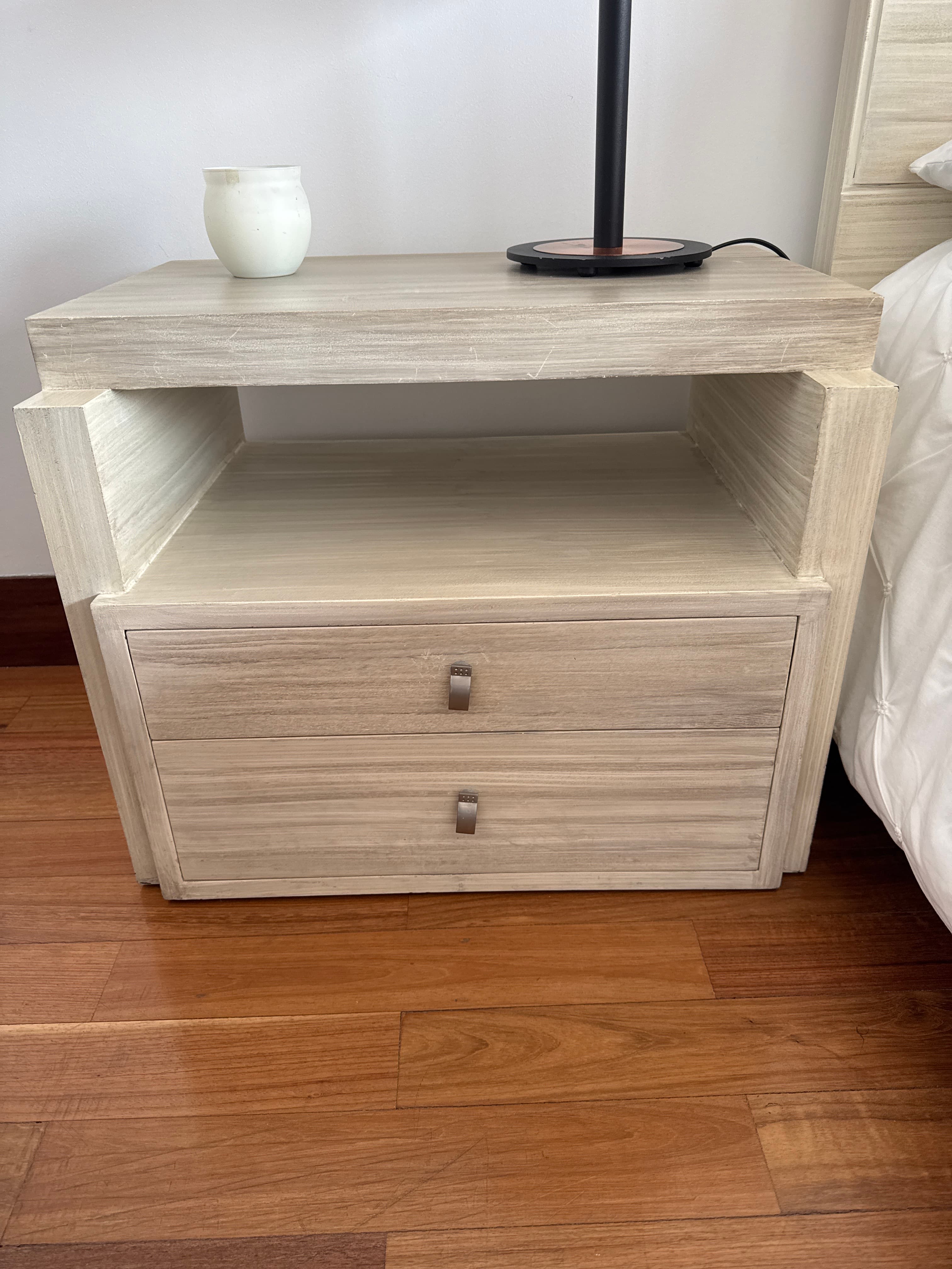 imagen de producto Cama sin colchón con nocheros