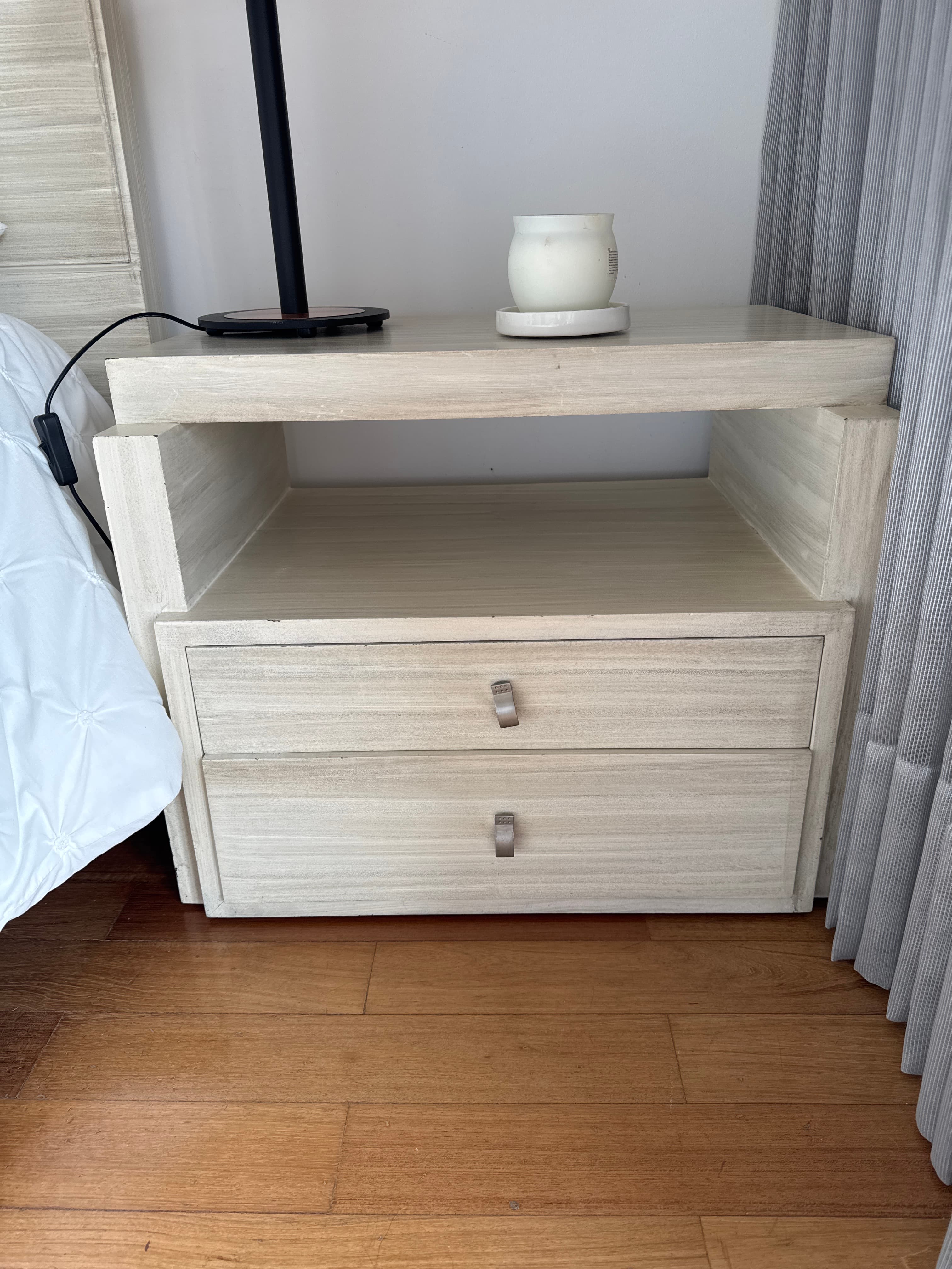 imagen de producto Cama sin colchón con nocheros