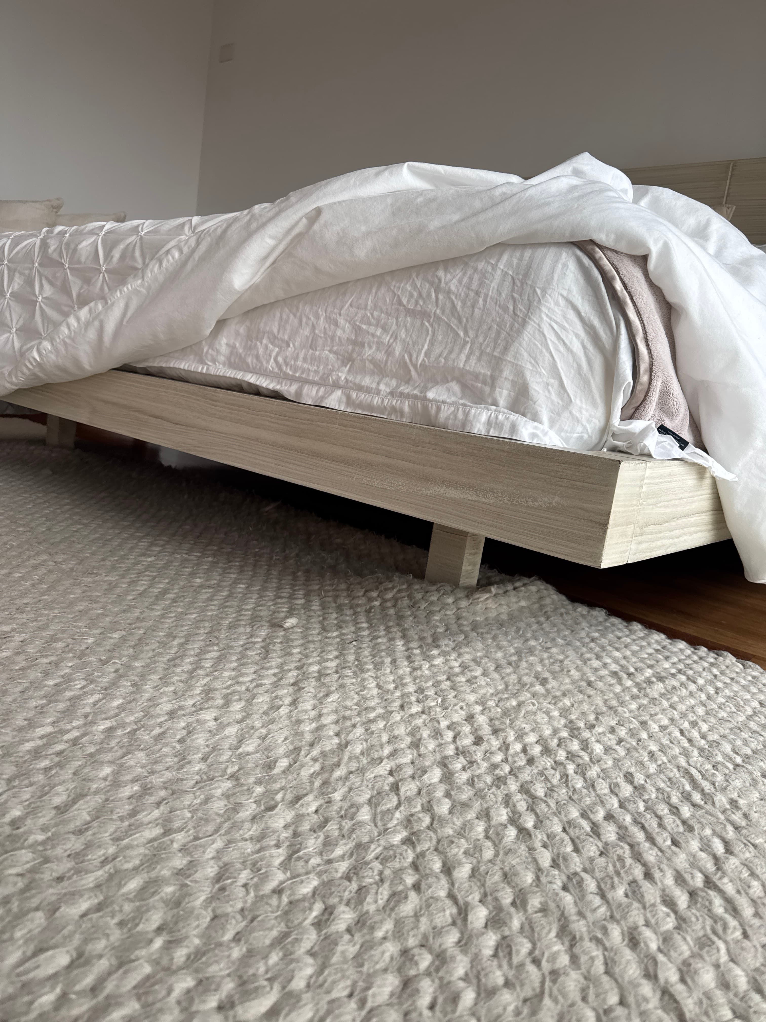 imagen de producto Cama sin colchón con nocheros