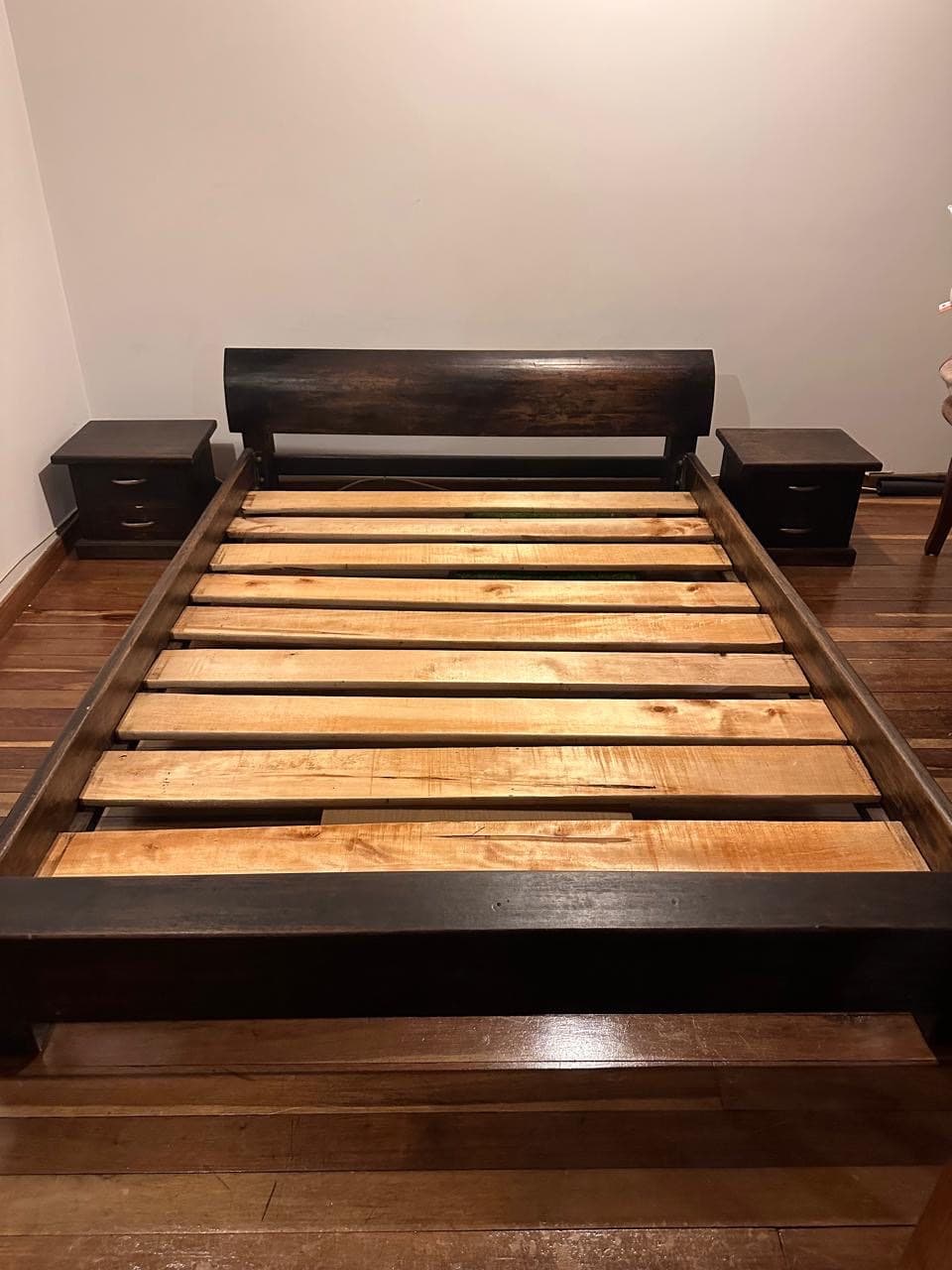 imagen de producto Cama Com o sin colchón y mesas de noche.