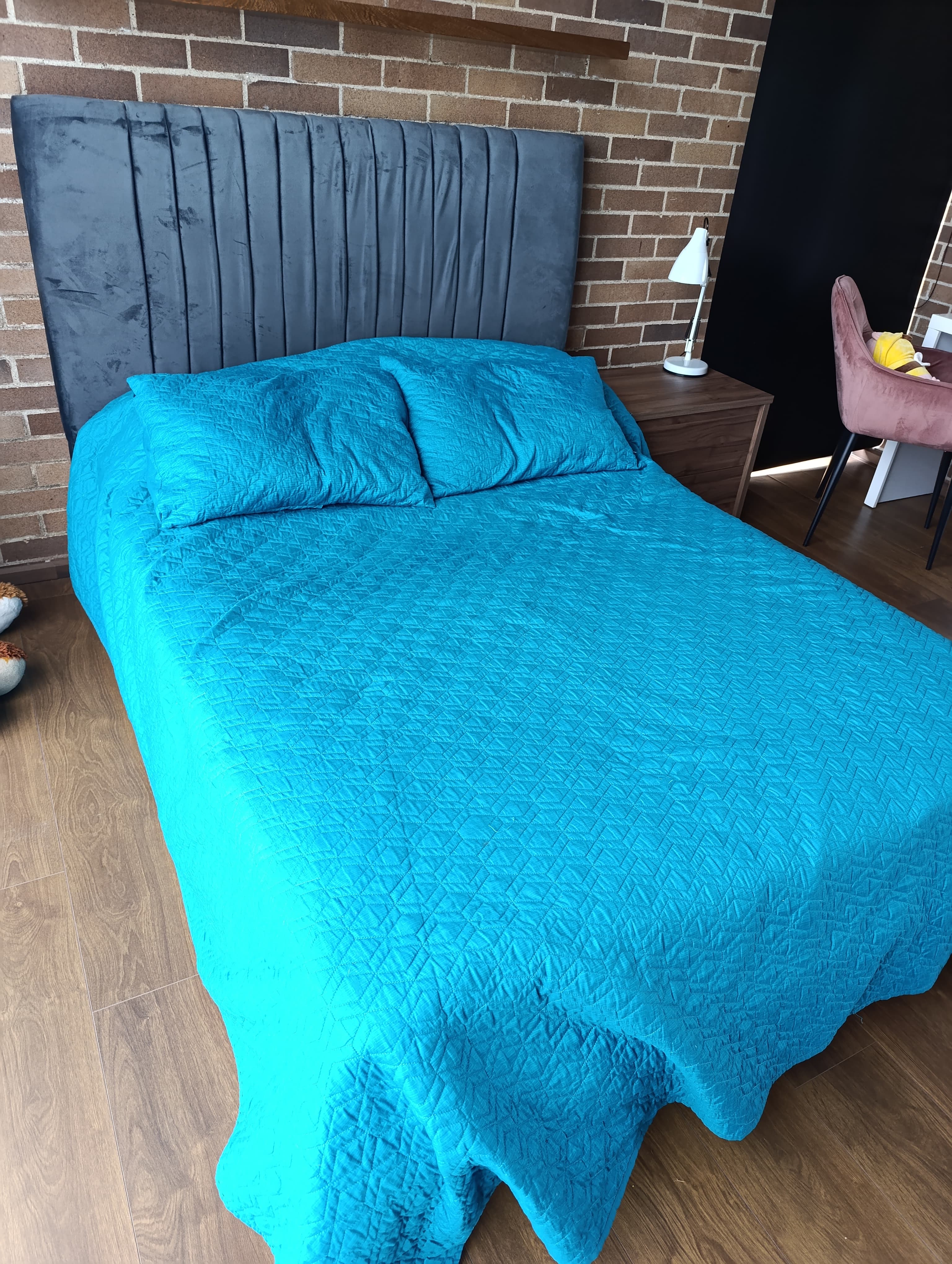 imagen de producto Cama con colchón y mesa de noche