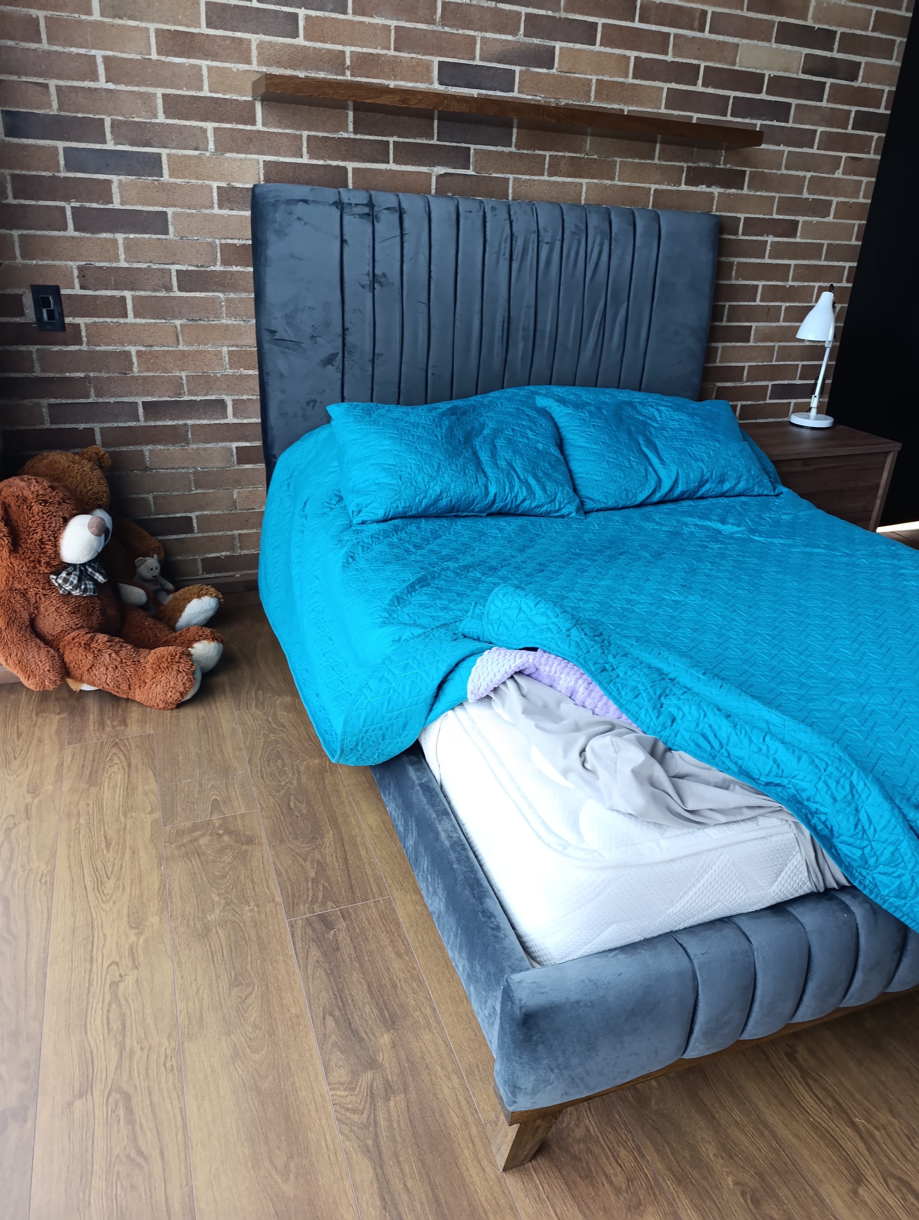 imagen de producto Cama con colchón y mesa de noche