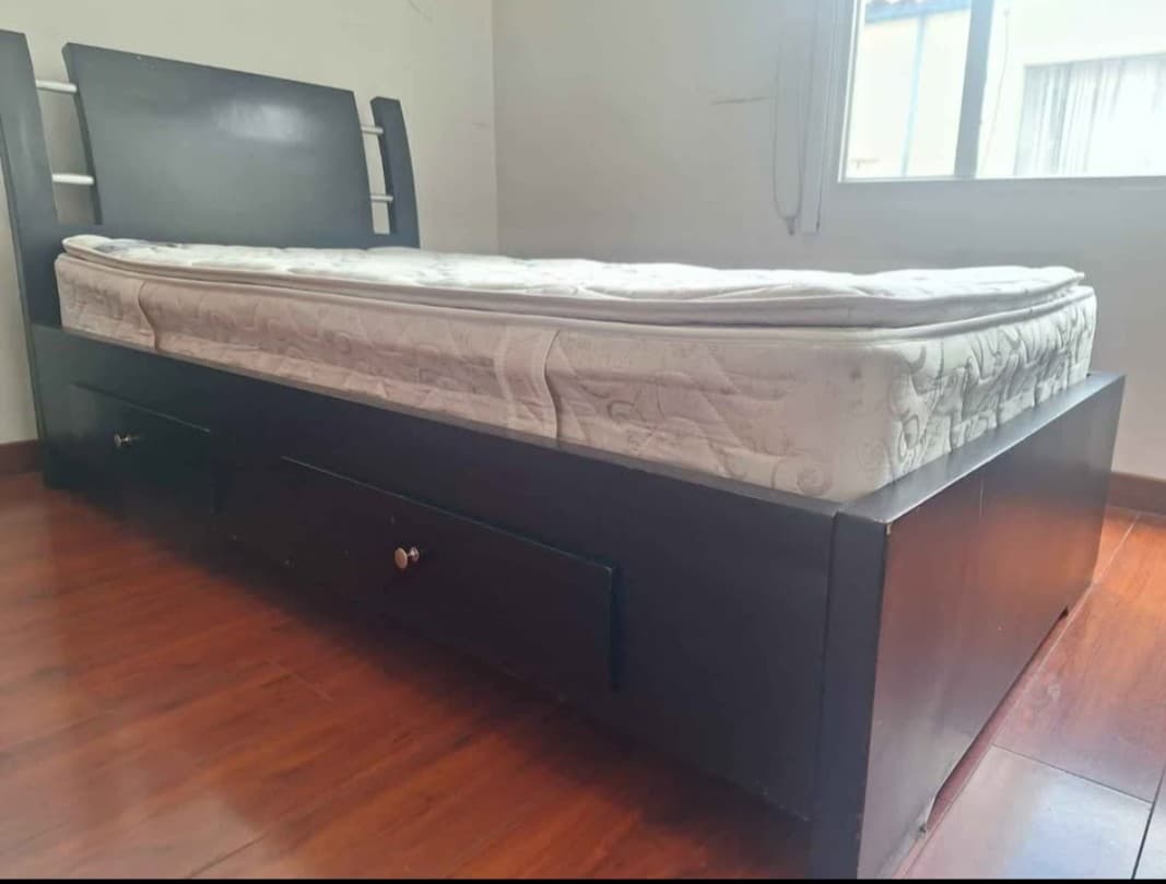 imagen de producto Cama con colchón y gabetas
