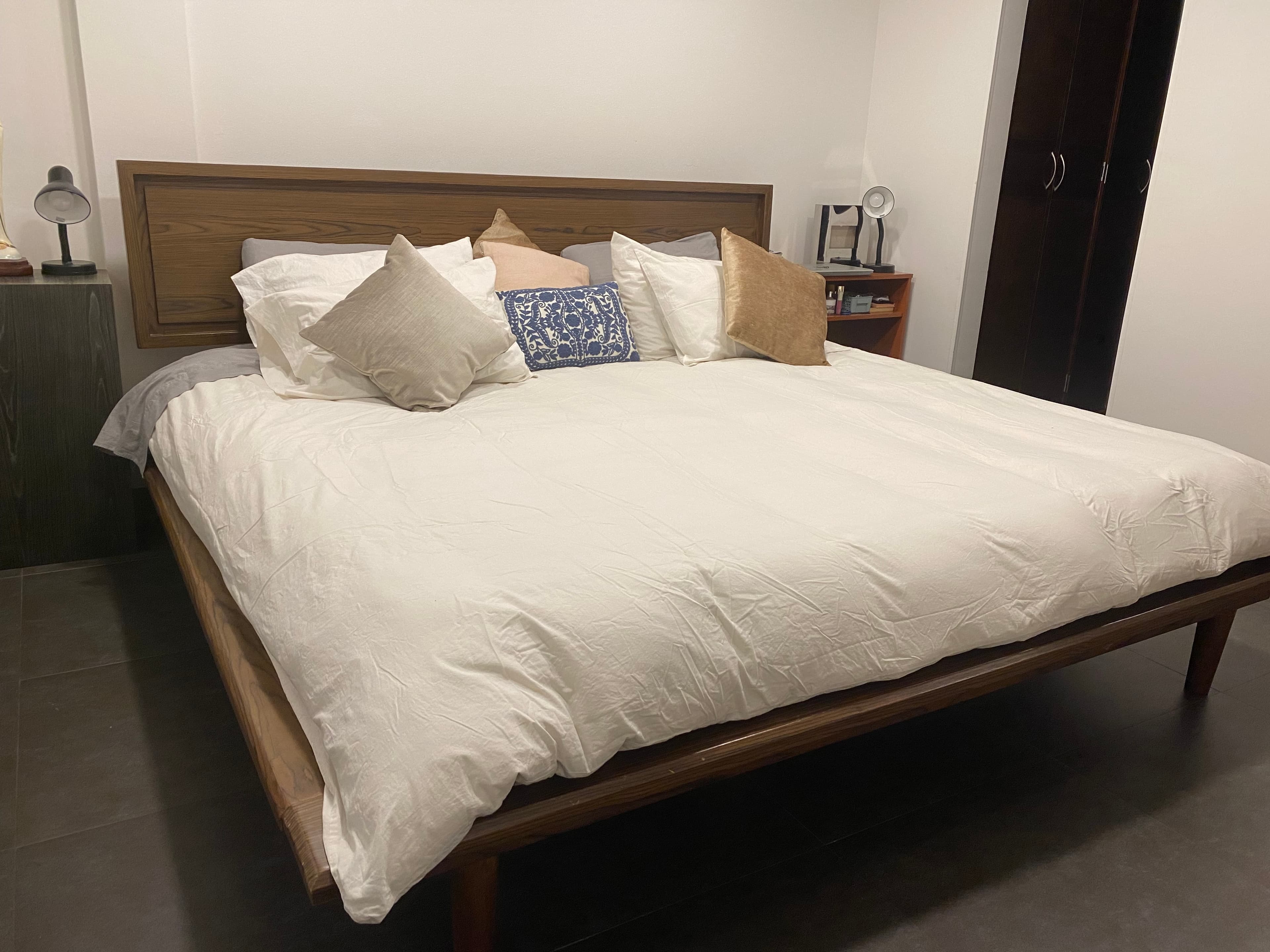 imagen de producto Cama king madera y colchón