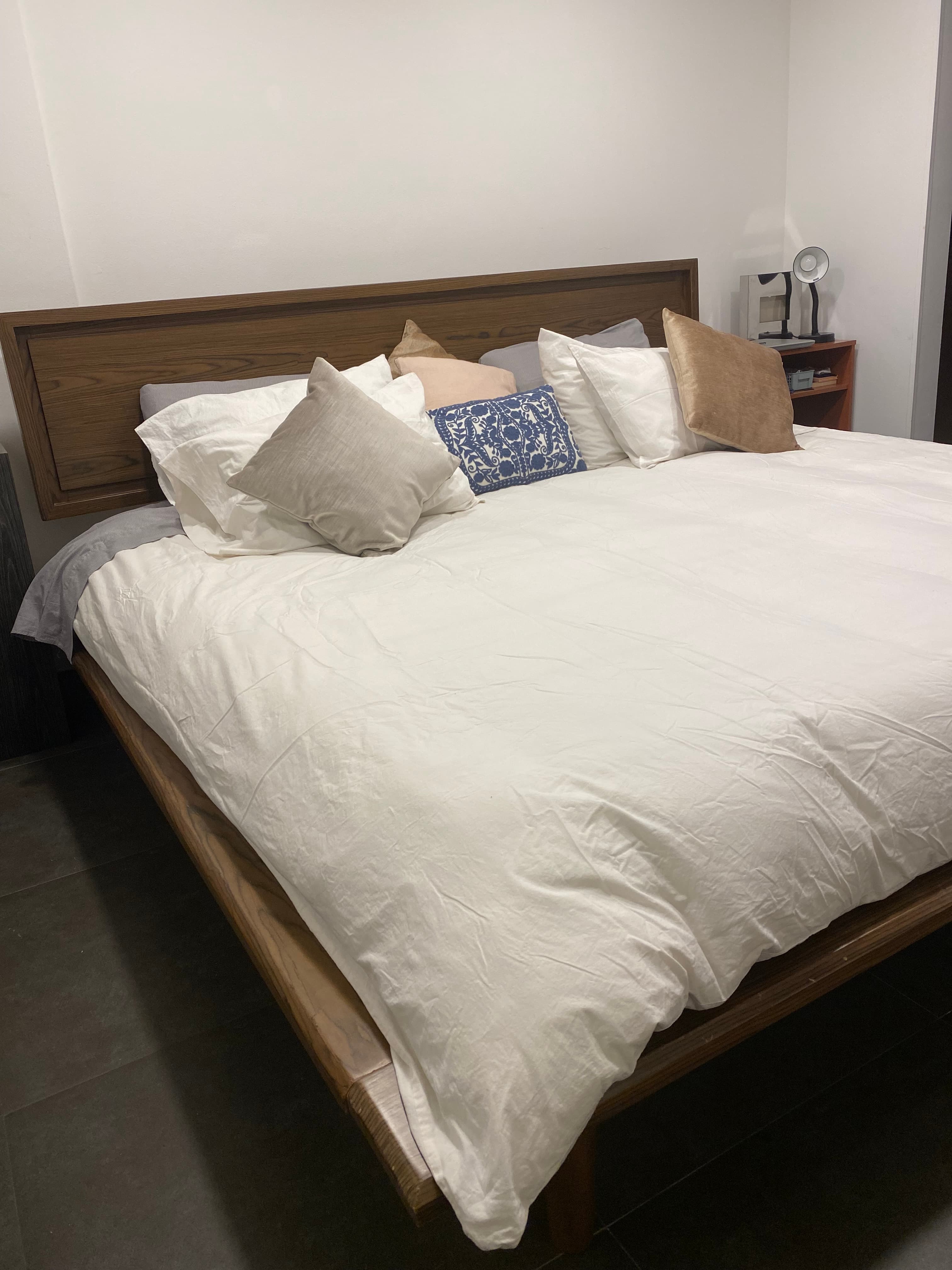 imagen de producto Cama king madera y colchón