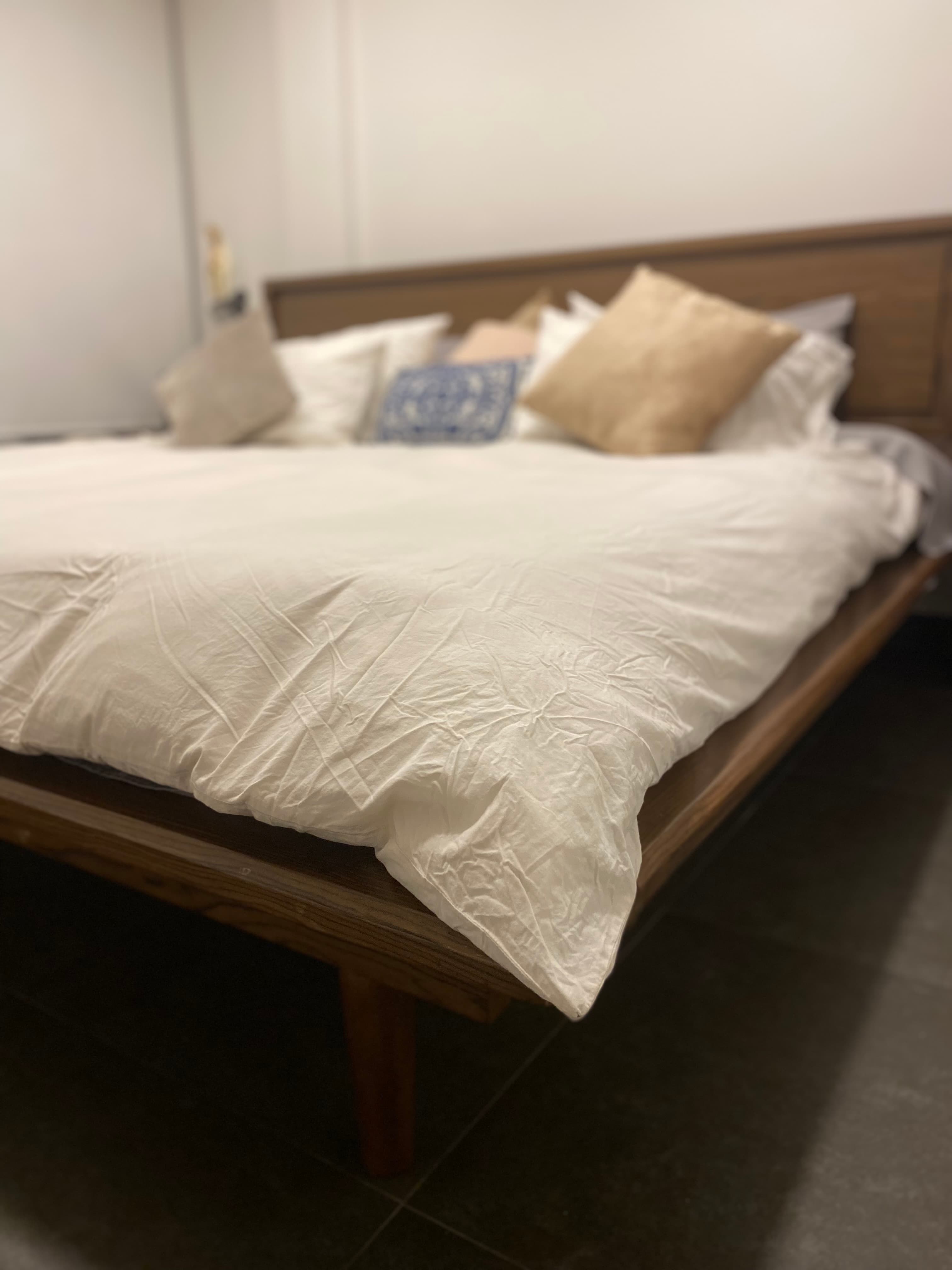 imagen de producto Cama king madera y colchón