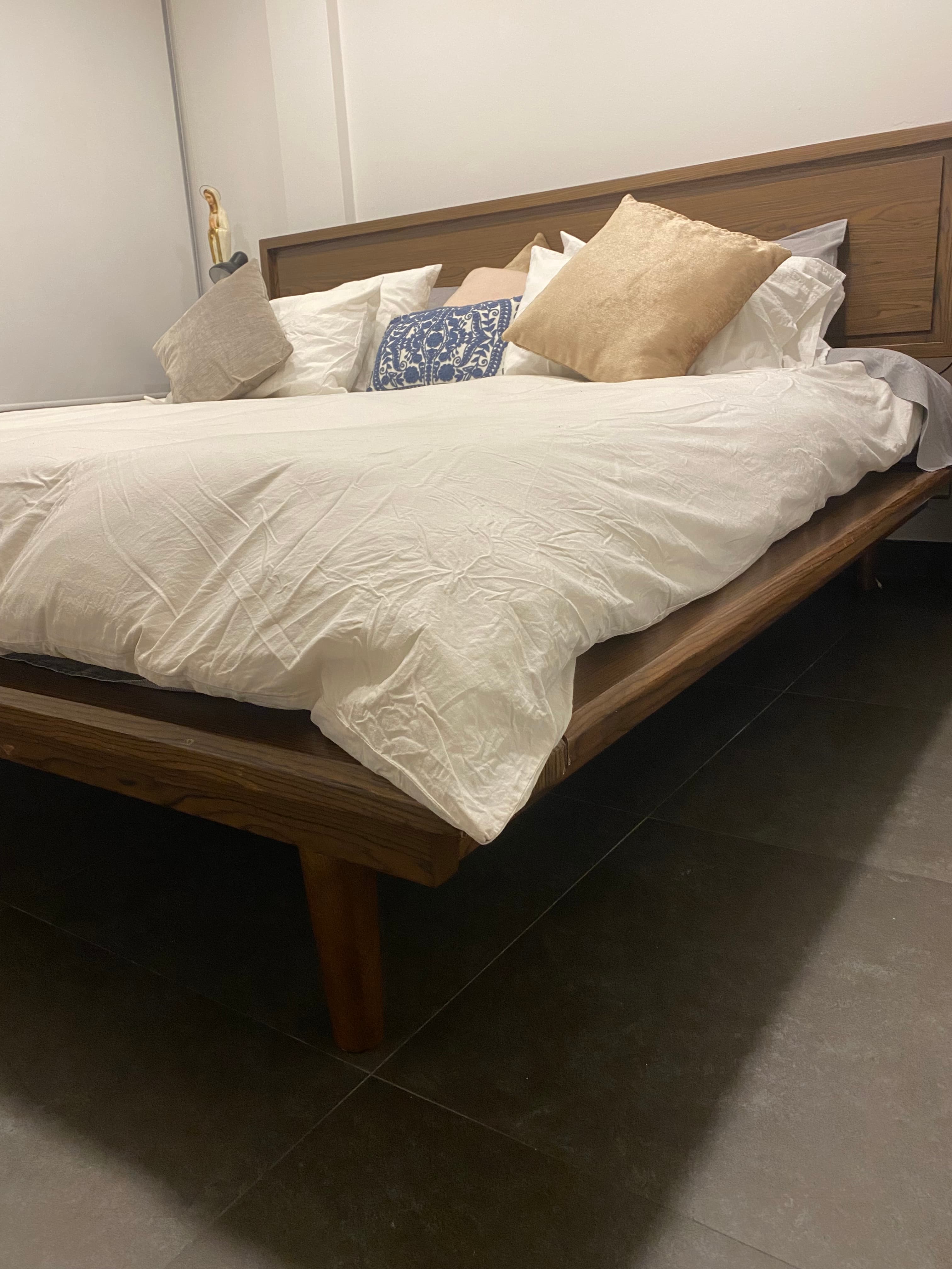 imagen de producto Cama king madera y colchón
