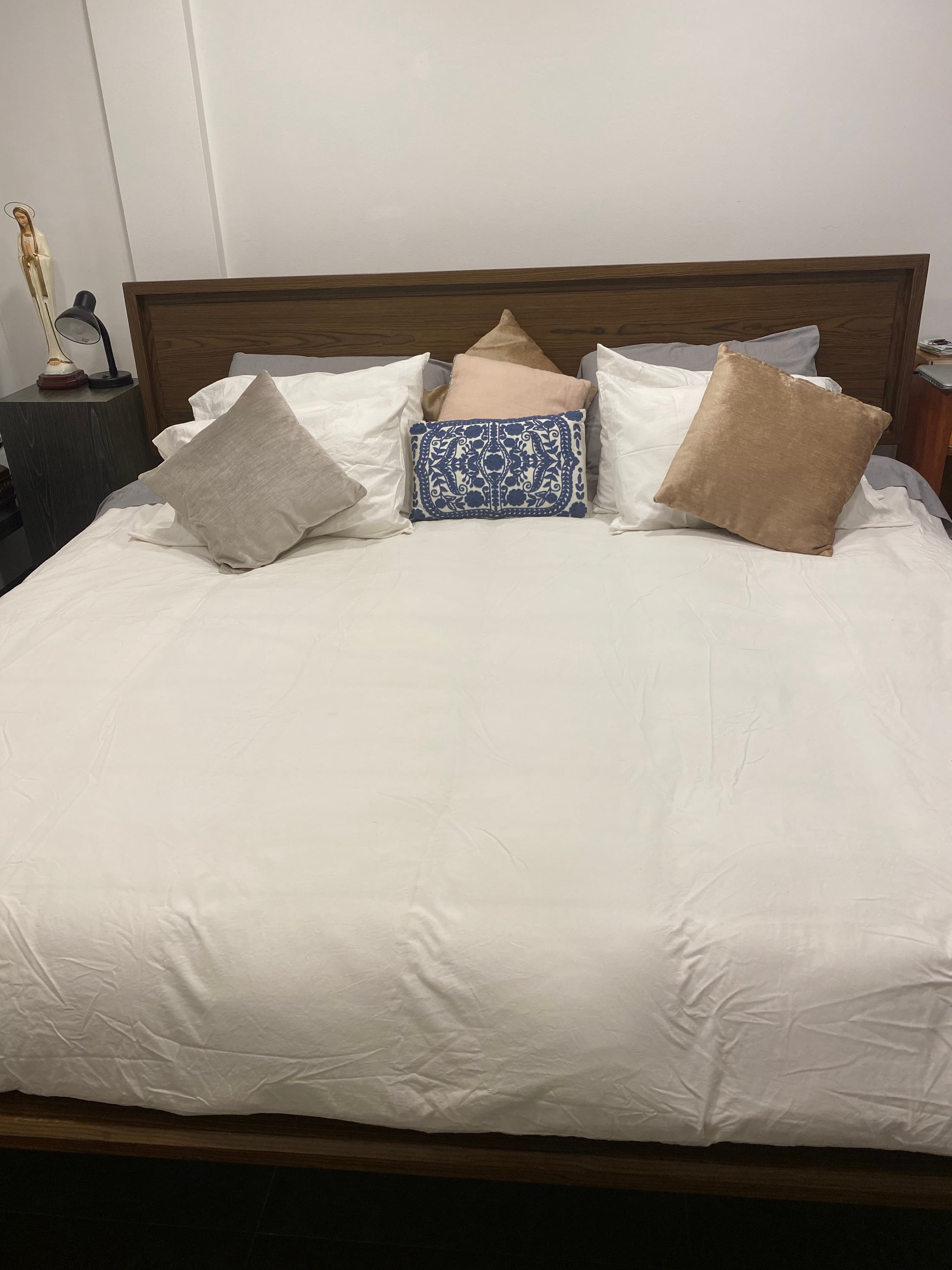 imagen de producto Cama king madera y colchón