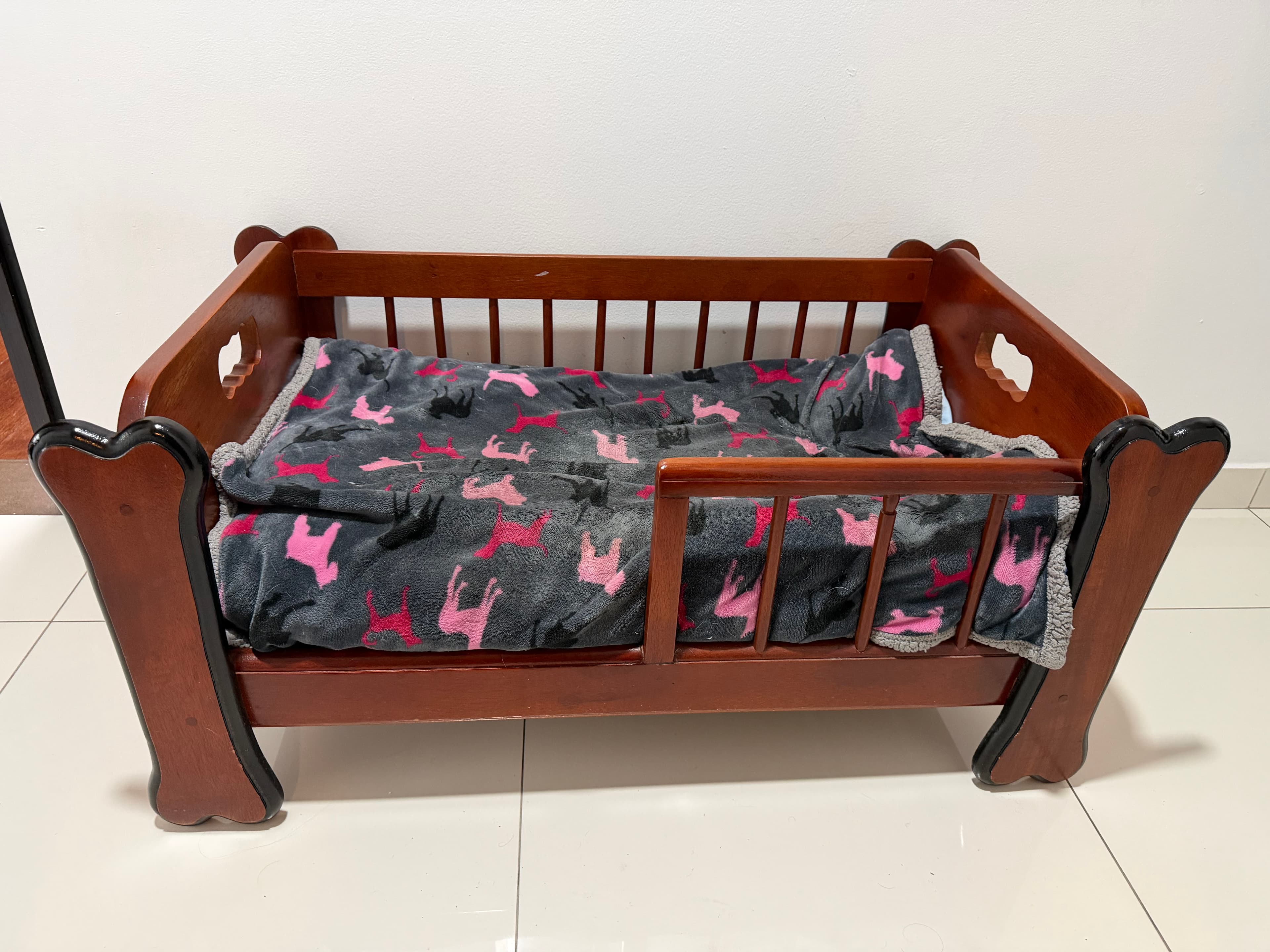 imagen de producto Cama con confortable colchón Para mascota en cedro