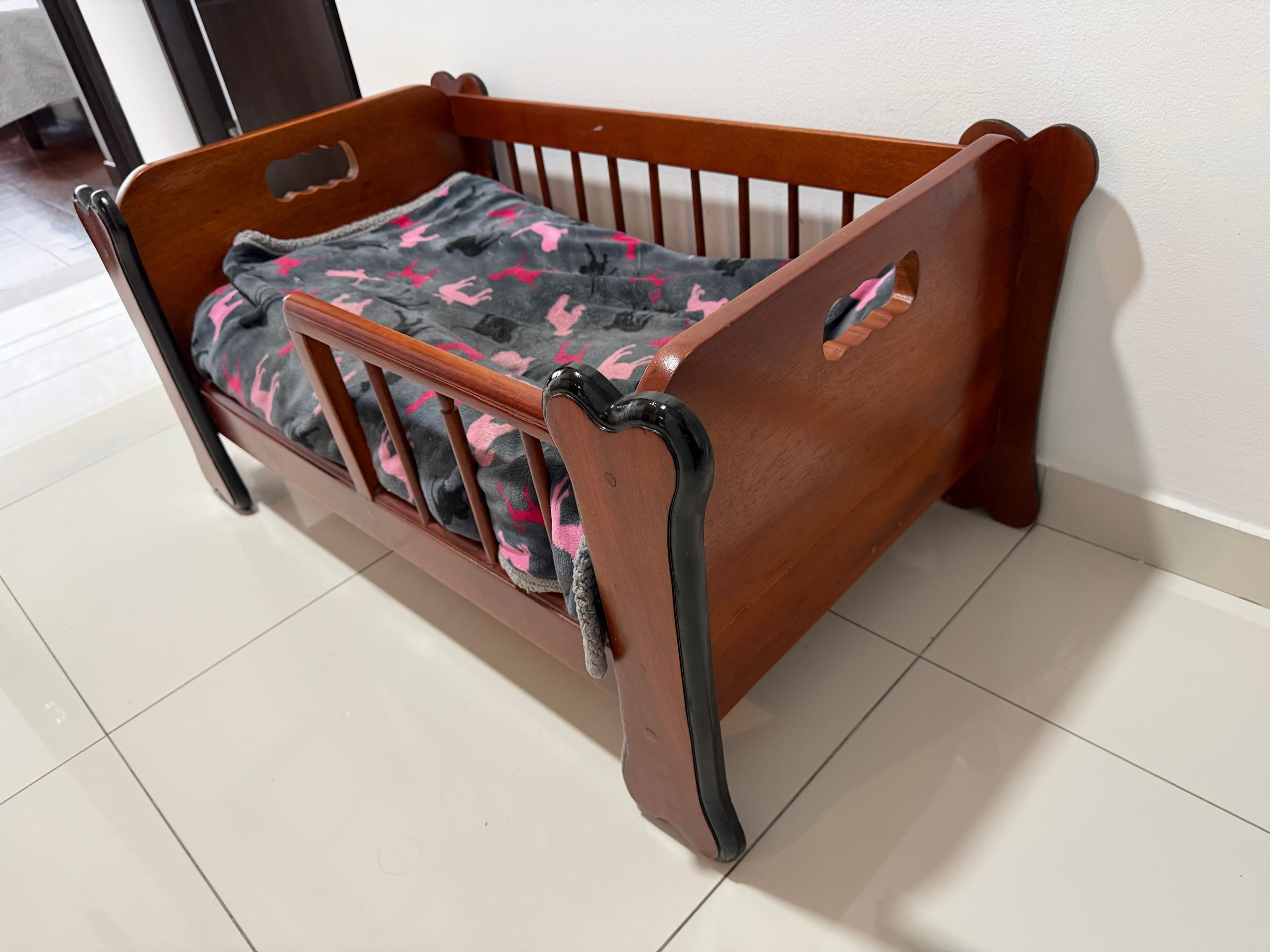 imagen de producto Cama con confortable colchón Para mascota en cedro