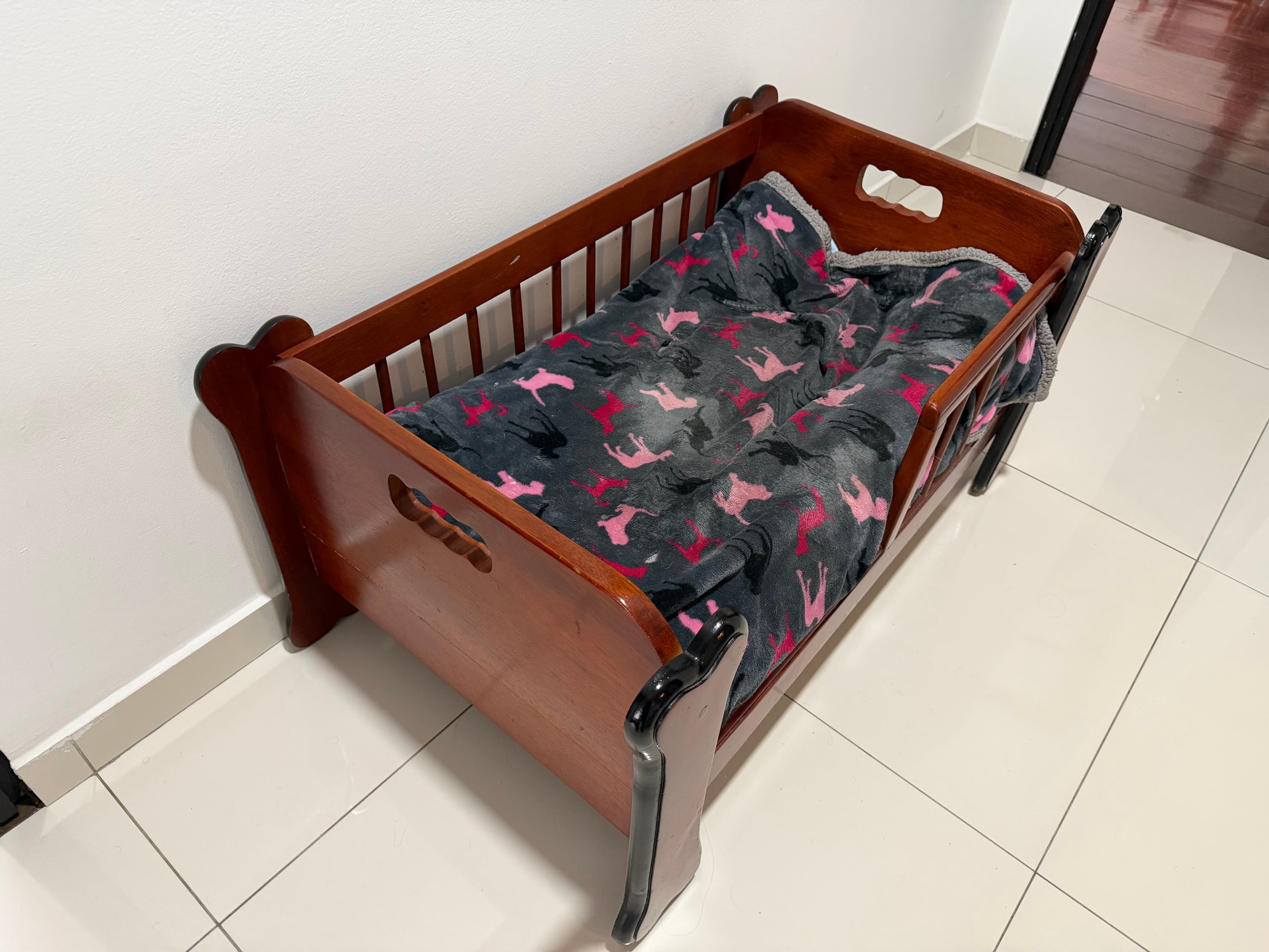 imagen de producto Cama con confortable colchón Para mascota en cedro