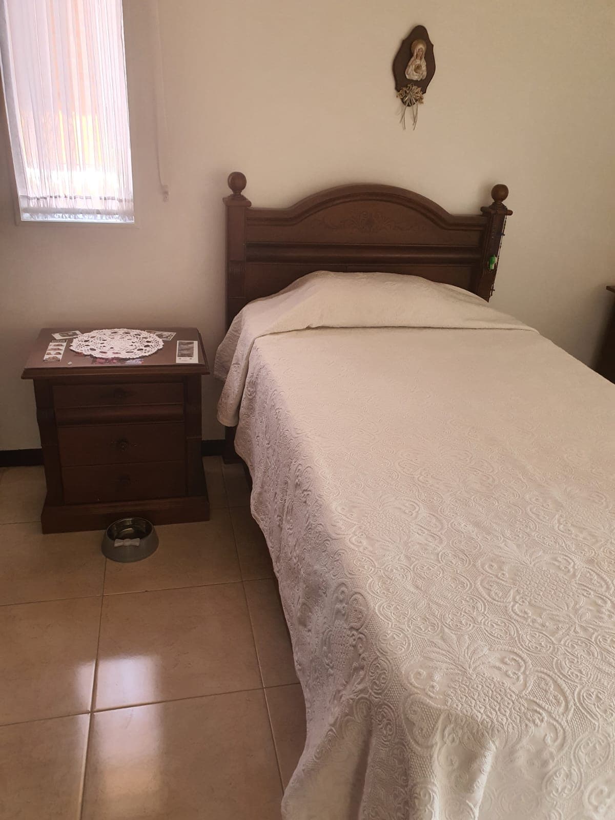 imagen de producto Cama con colchón y un nochero