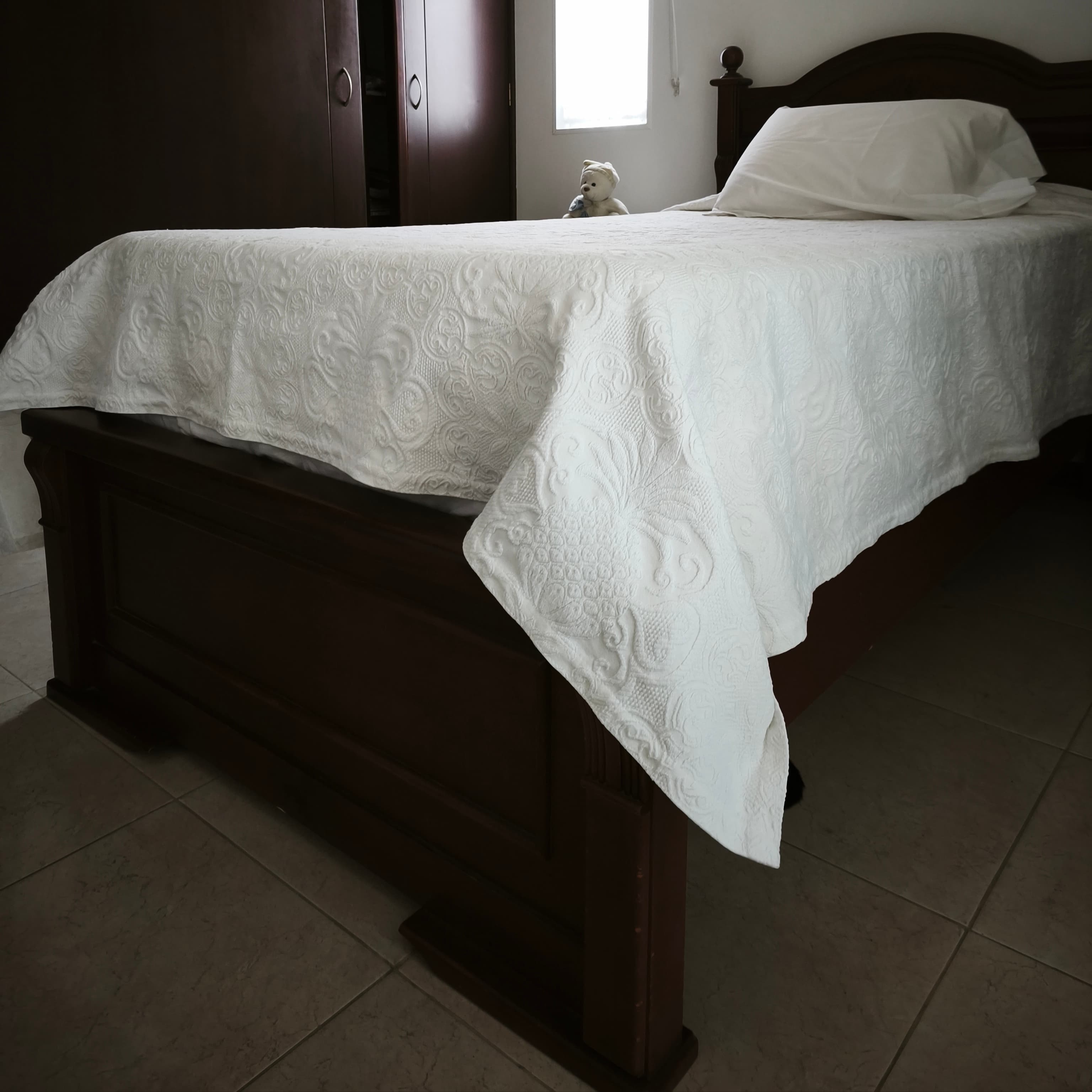 imagen de producto Cama con colchón y un nochero