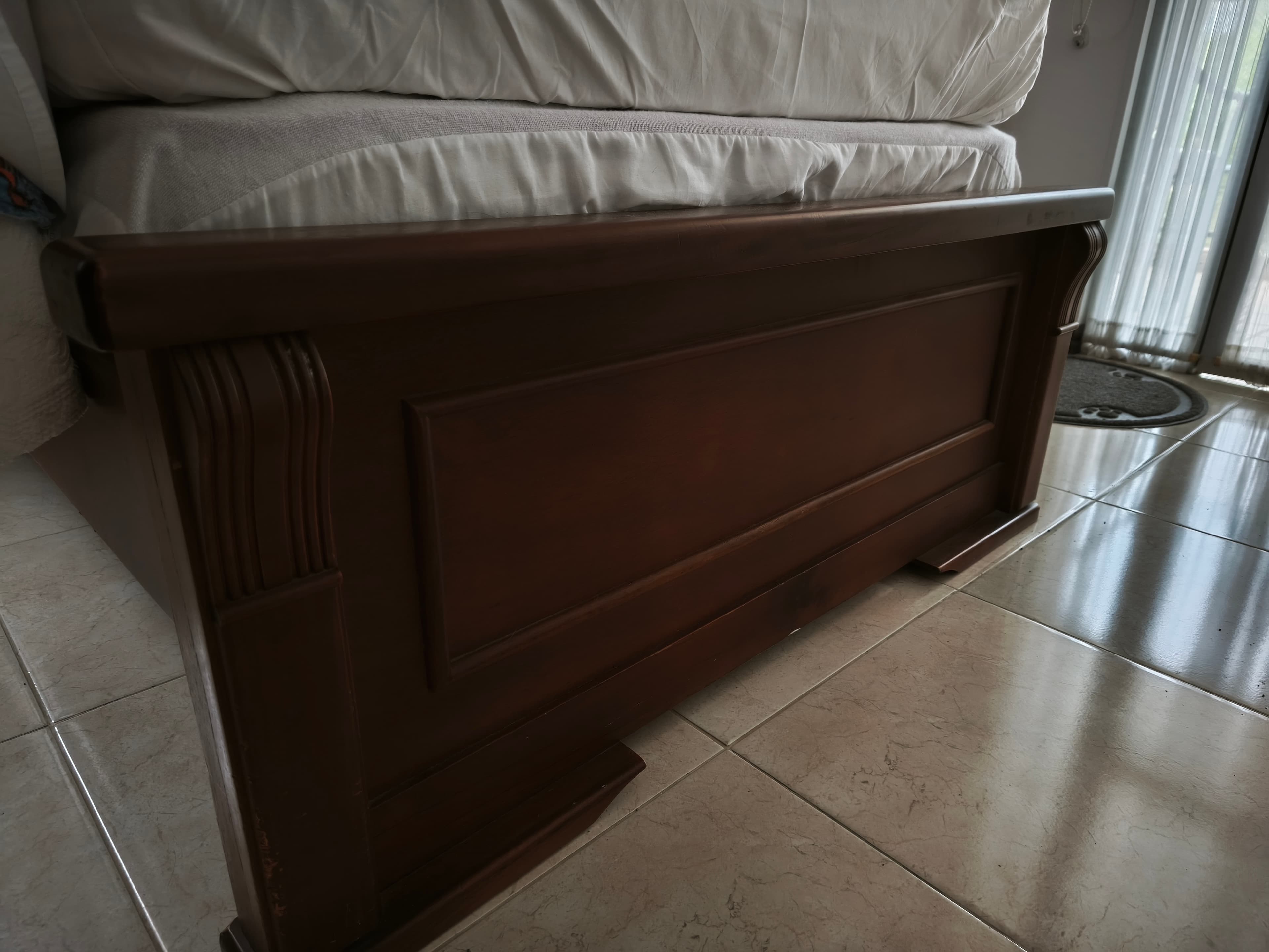 imagen de producto Cama con colchón y un nochero