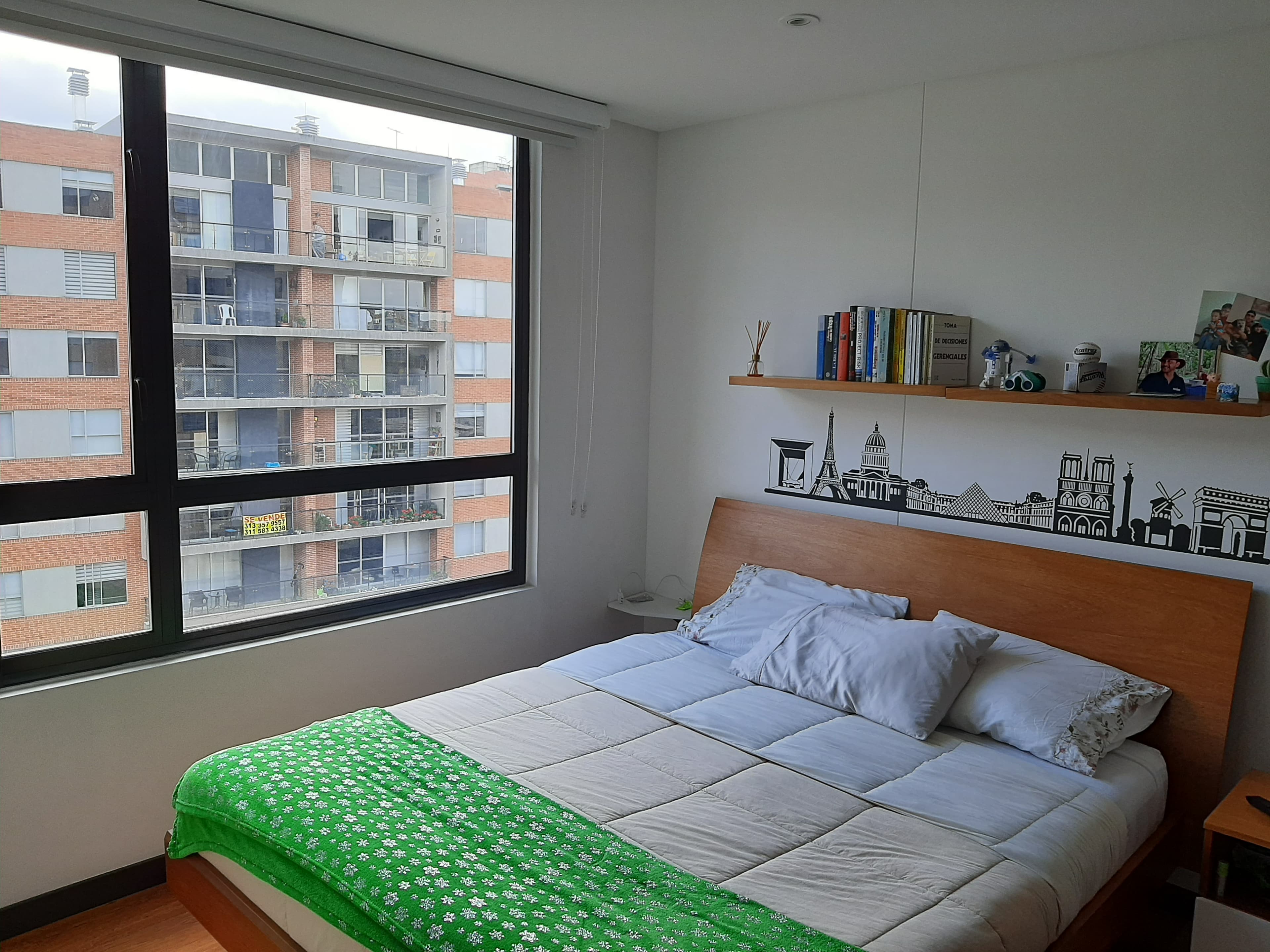 imagen de producto Cama con colchón AQueen y dos mesitas de noche