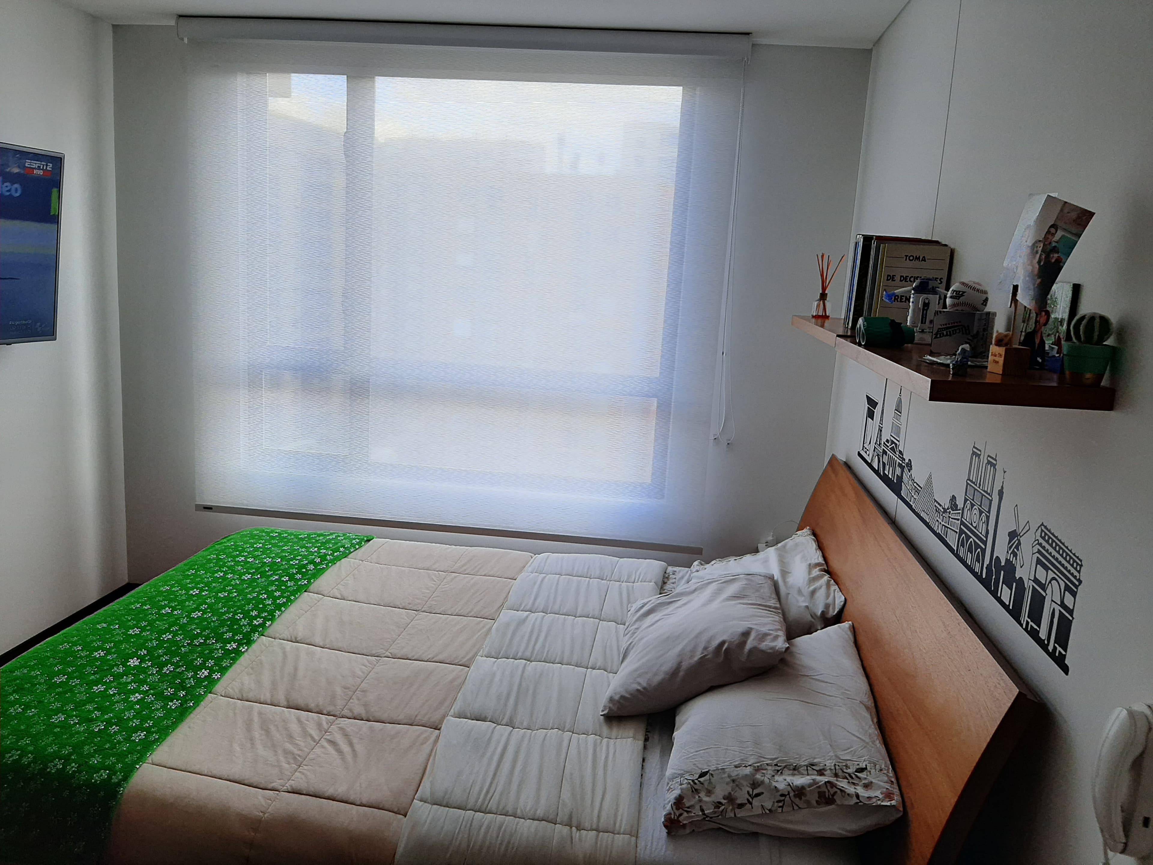 imagen de producto Cama con colchón AQueen y dos mesitas de noche