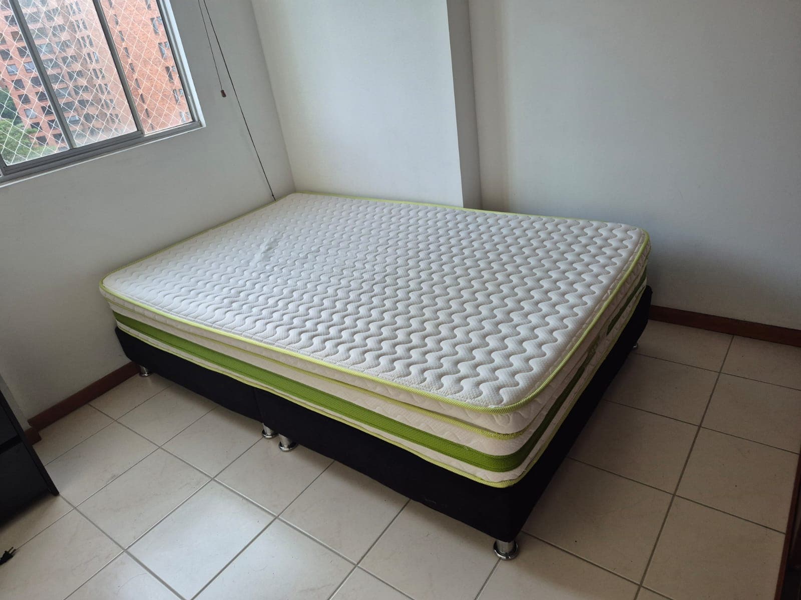 imagen de producto Base cama semidoble dividida negra con colchon