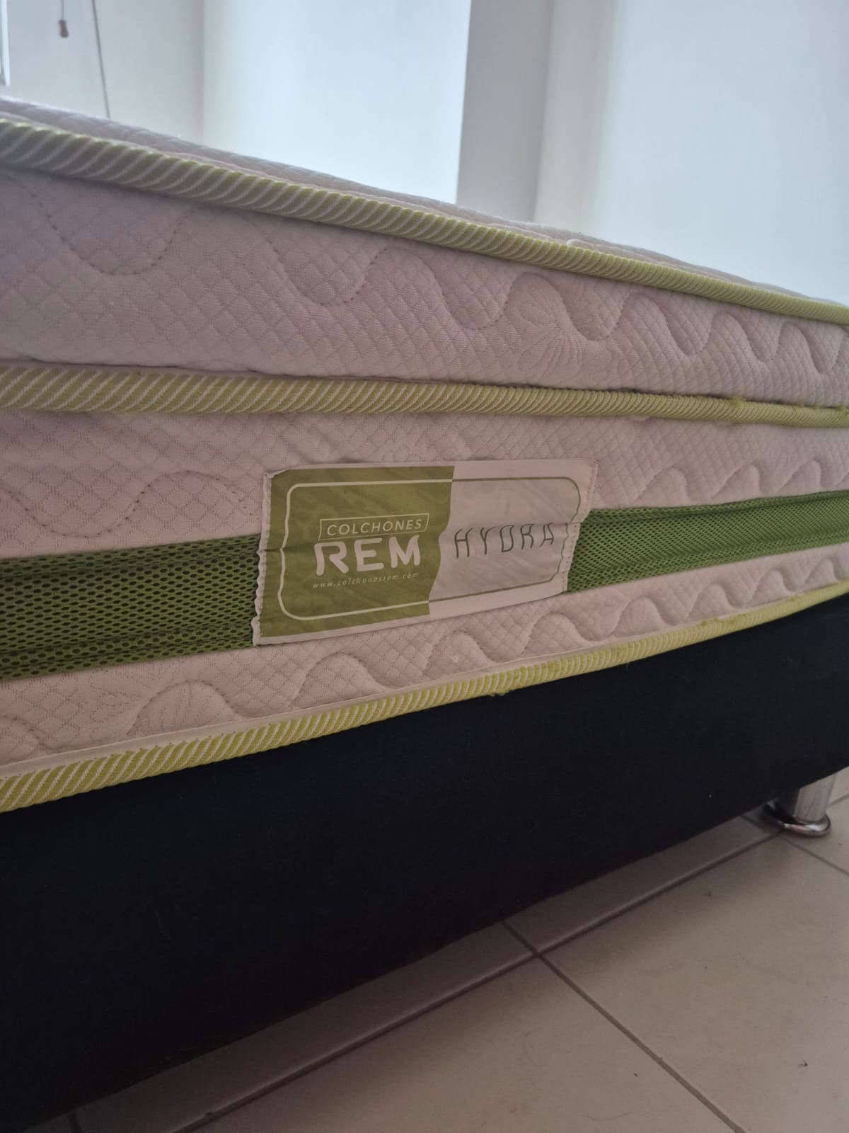 imagen de producto Base cama semidoble dividida negra con colchon