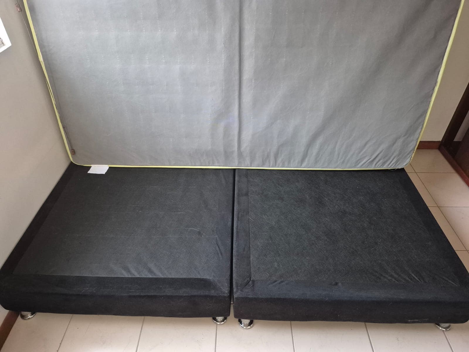 imagen de producto Base cama semidoble dividida negra con colchon