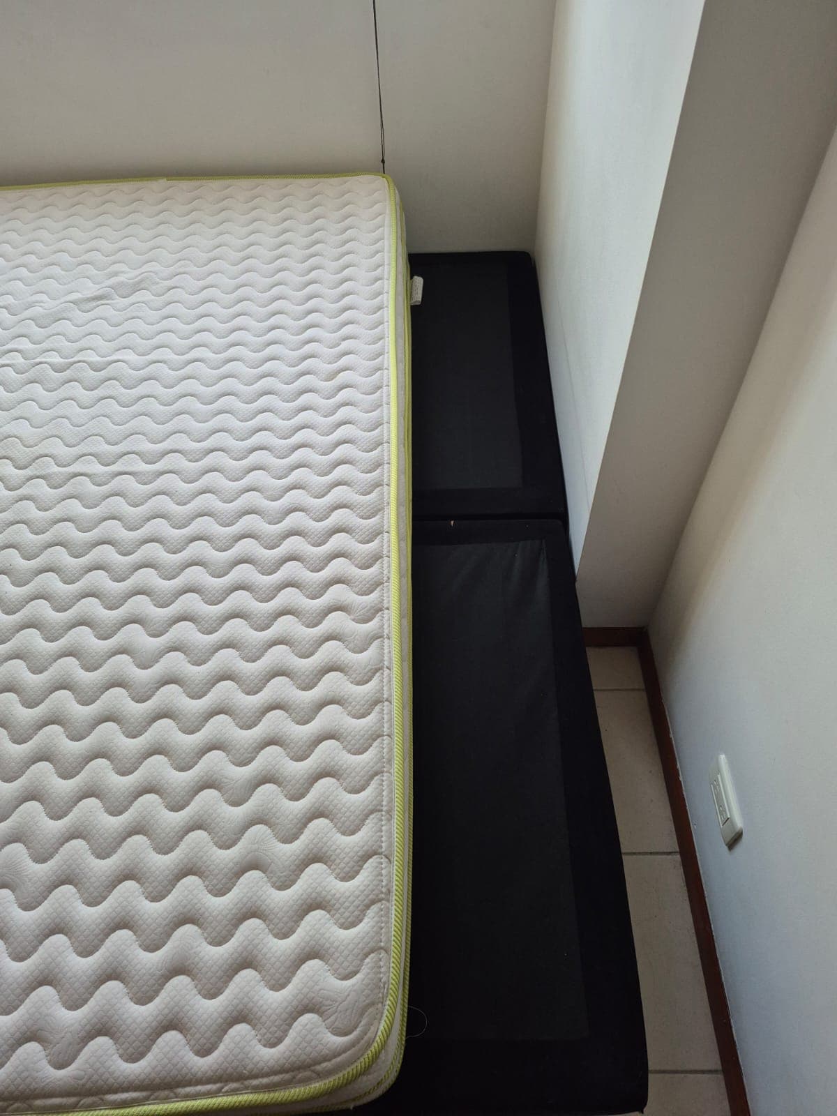 imagen de producto Base cama semidoble dividida negra con colchon