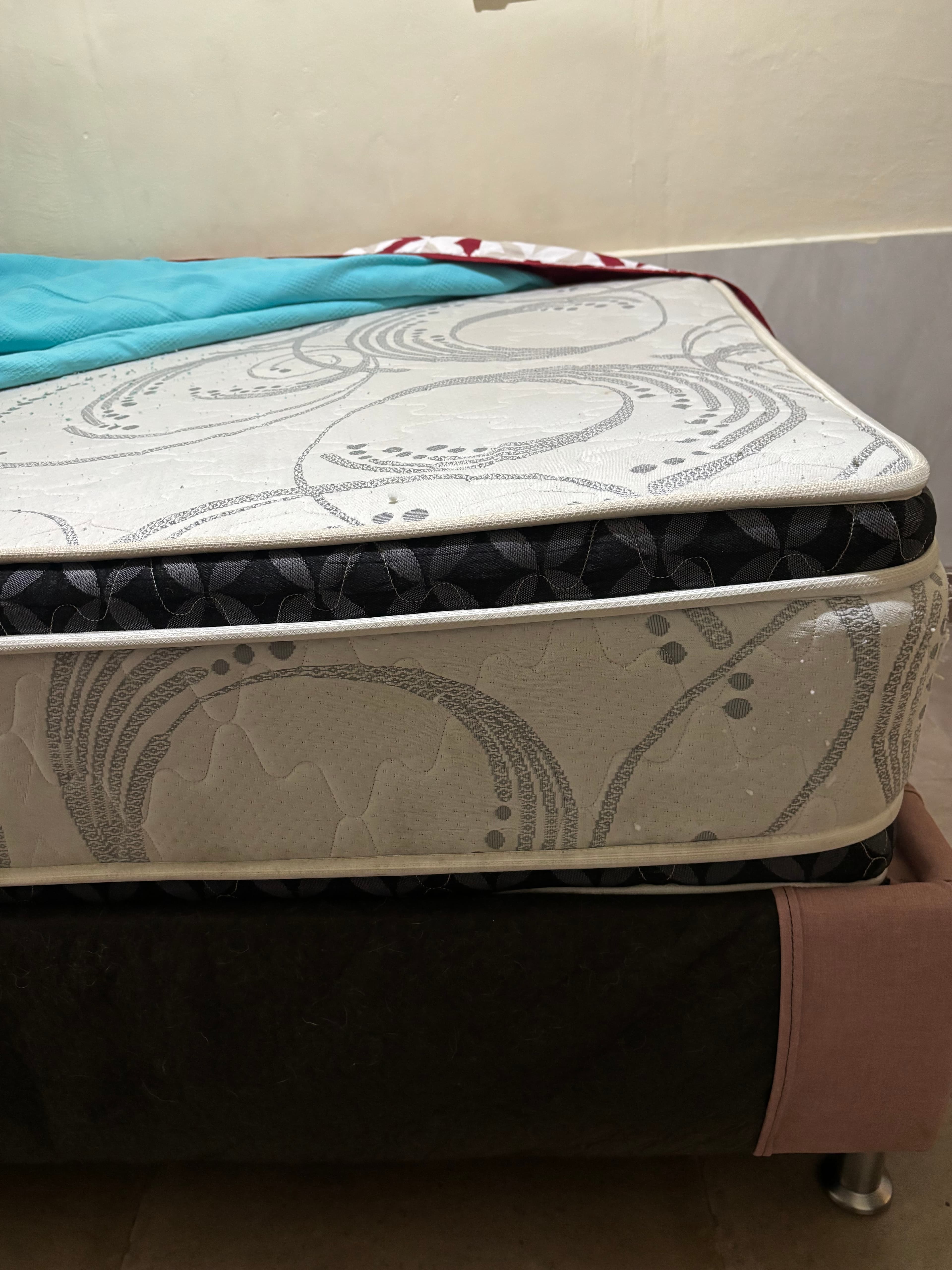 imagen de producto Cama con colchón y espaldar